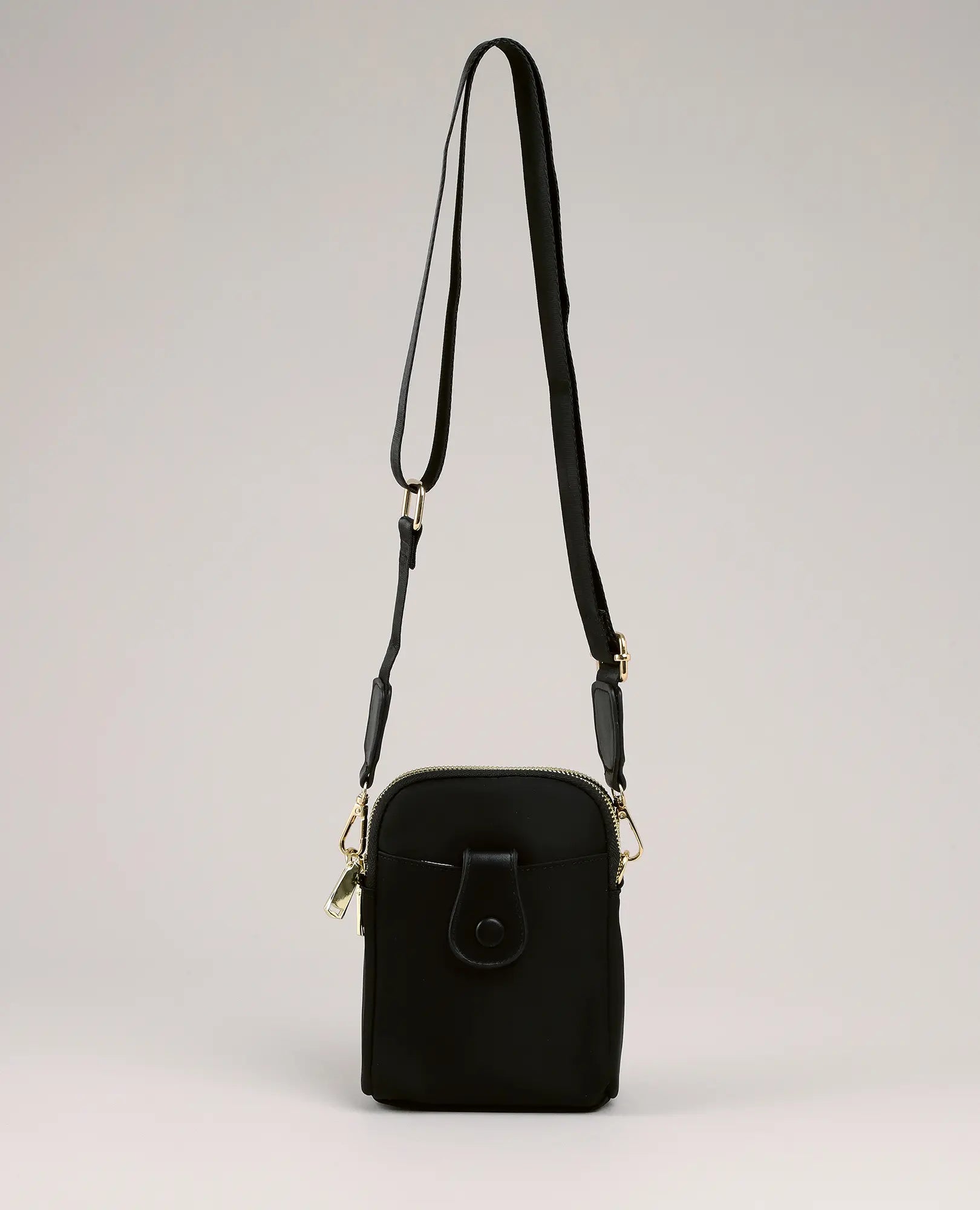 תיק צד למחשב נייד - לונה מבית B-Unique Bags בצבע שחור עם רצועה מתכווננת וכיס קדמי.