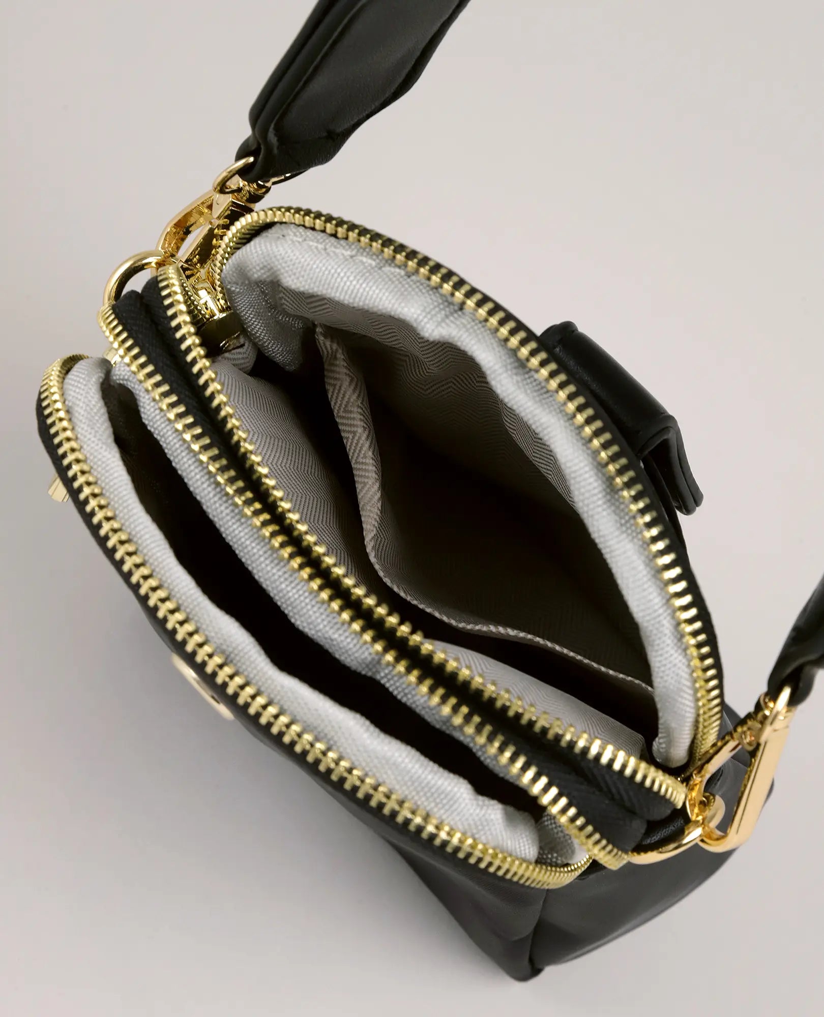 תיק צד למחשב נייד - לונה מבית B-Unique Bags, ניילון שחור, רוכסנים זהובים, שני תאים מרופדים ורצועה שחורה.