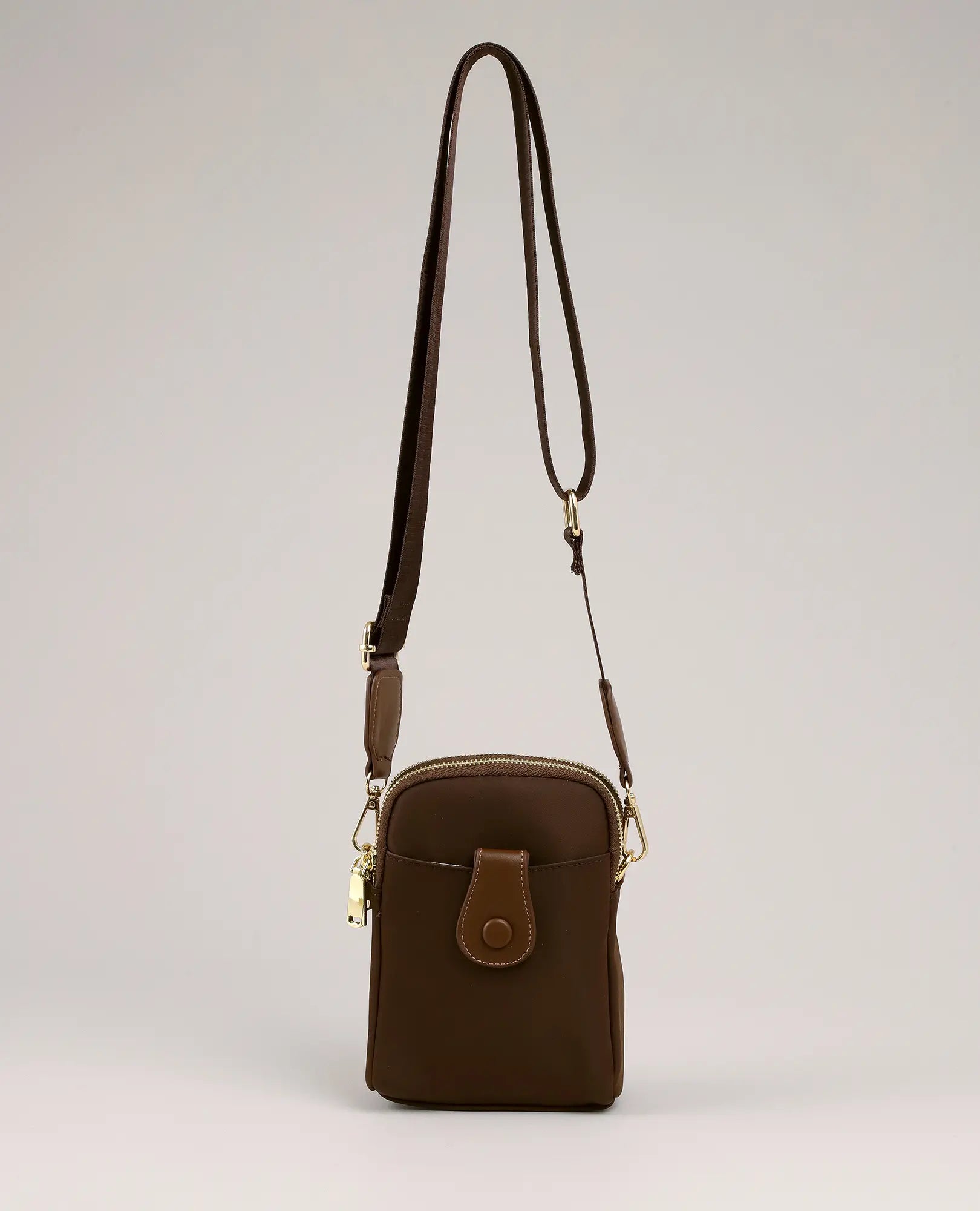 תיק צד למחשב נייד - "לונה" מבית B-Unique Bags: קטן, חום, עם רצועה מתכווננת וכיס קדמי, מוצג על רקע חלק.