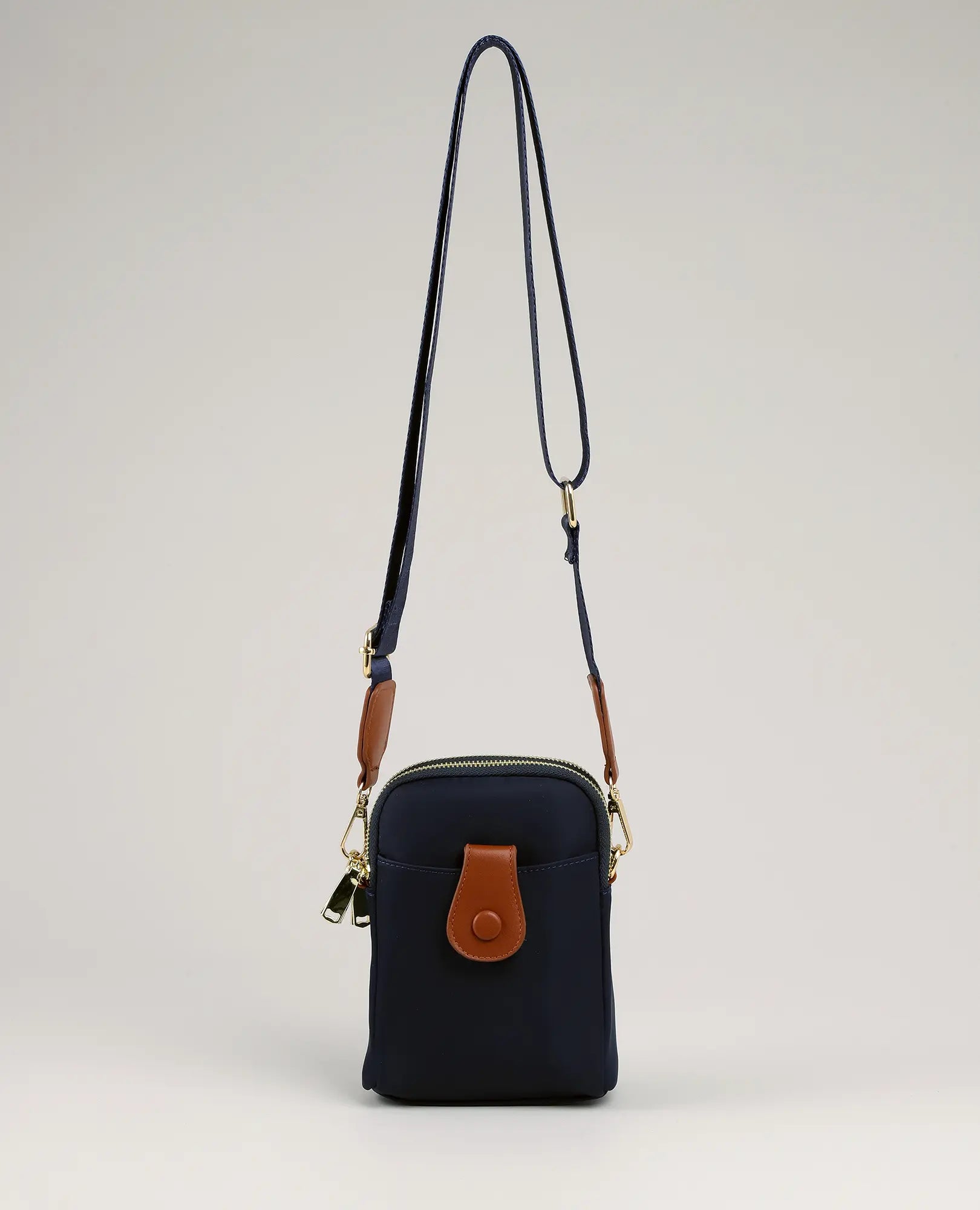 תיק צד למחשב נייד - "לונה" מבית B-Unique Bags בצבע כחול, עם רצועה מתכווננת, עיטור עור חום ואבזמי זהב.