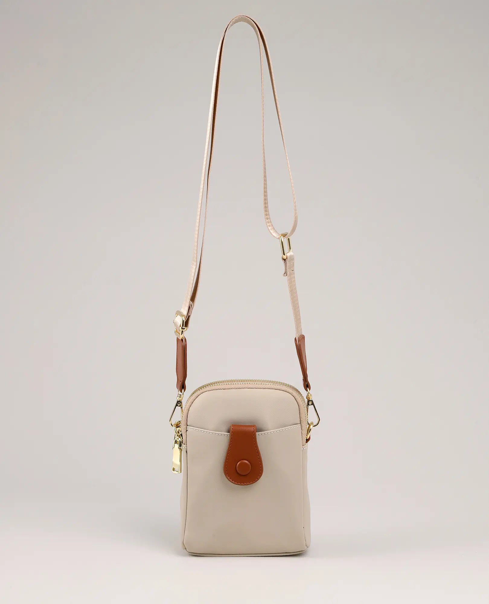 תיק צד למחשב נייד - דגם "לונה" של B-Unique Bags בצבע בז', עם רצועה מתכווננת ופרטים מעור חום, על רקע חלק.