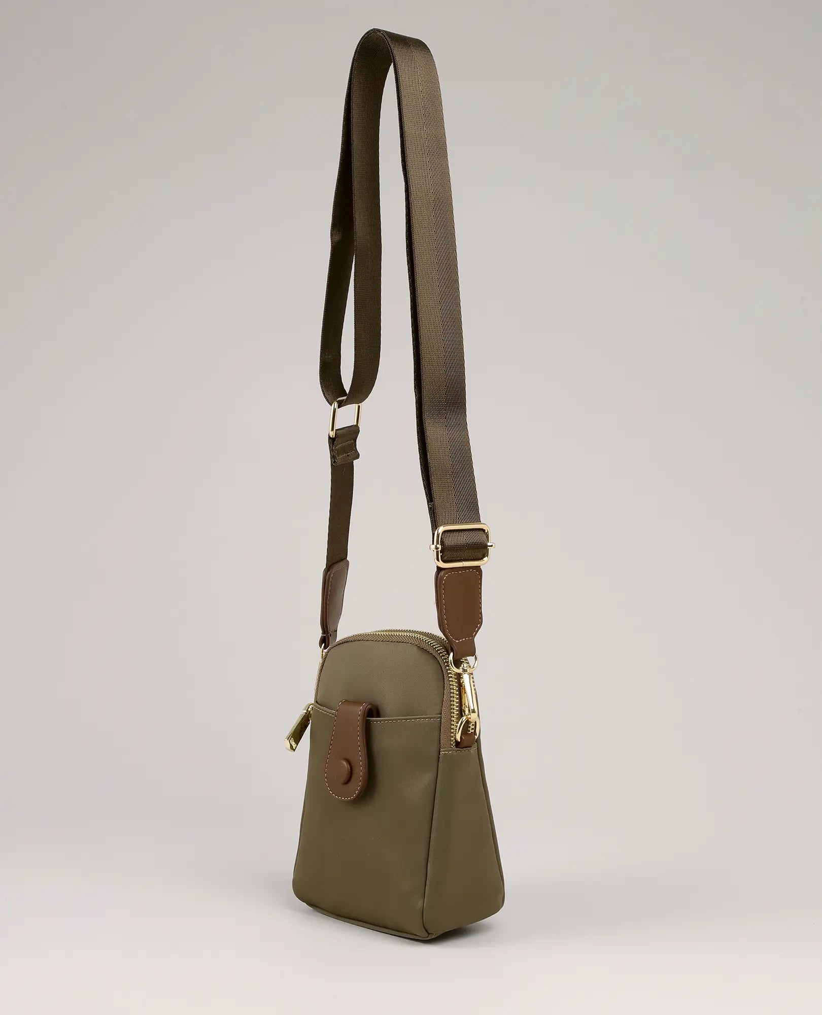 תיק צד למחשב נייד - דגם "לונה" מבית B-Unique Bags בצבע ירוק זית עם רצועה חומה, רוכסנים מוזהבים ועיצוב אופנתי.