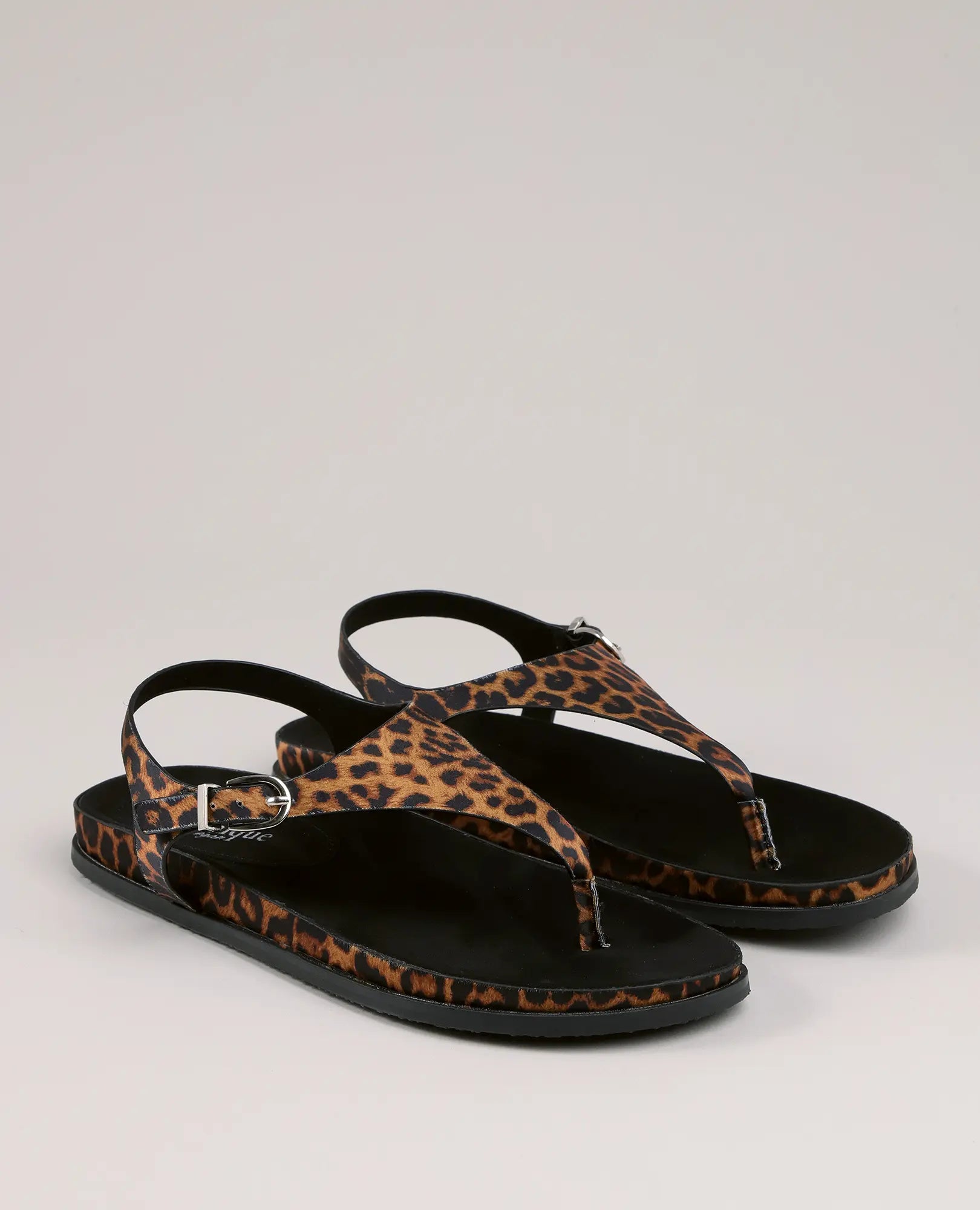 סנדלי אצבע קורן לנשים מבית B-Unique VEGAN בעיצוב אנטומי, רצועות מנומרות וסוליה שחורה.