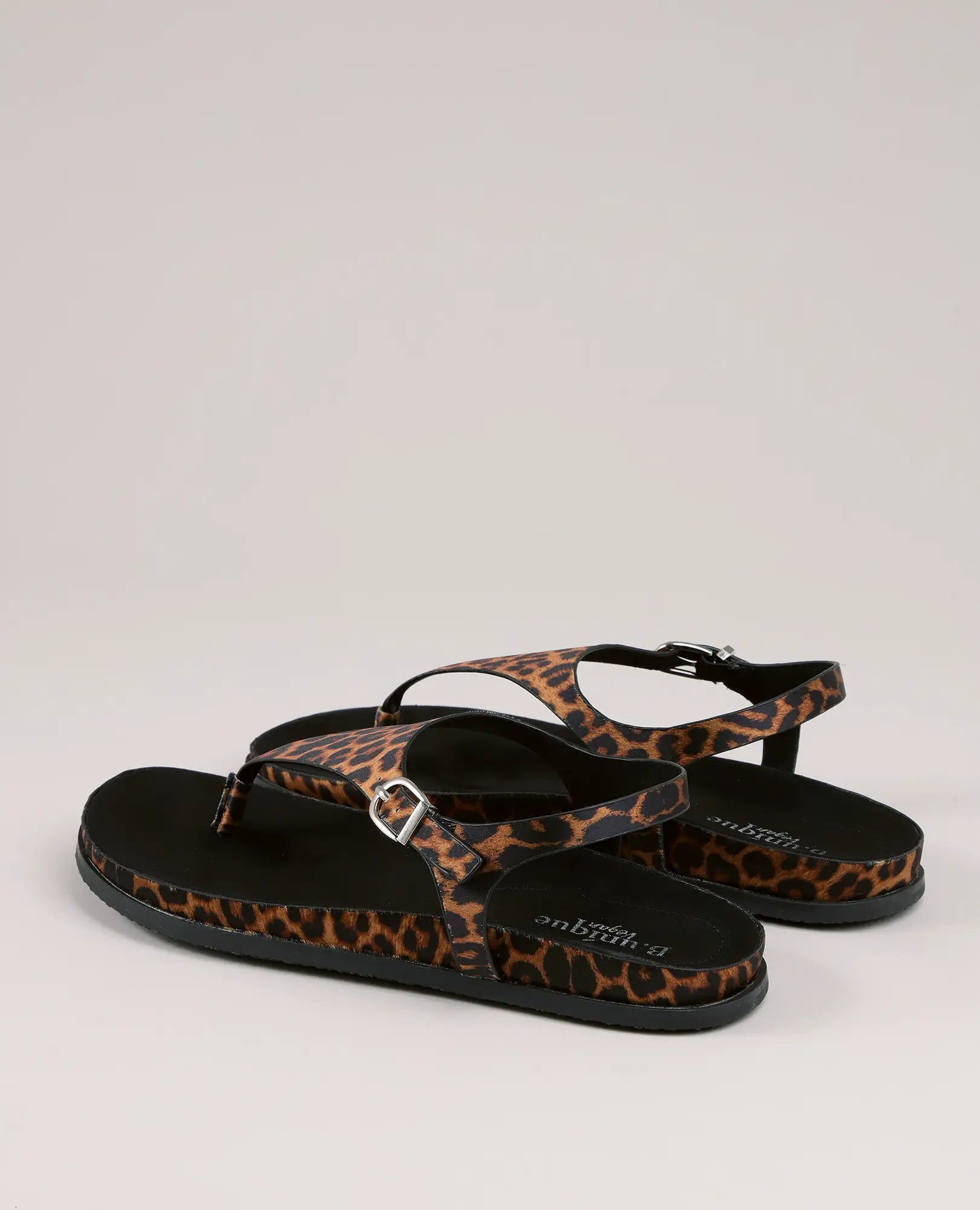 סנדלי אצבע-קורן מבית B-Unique VEGAN בעיצוב אנטומי, עם רצועות קרסול ואבזמי כסף דמויי נובוק.