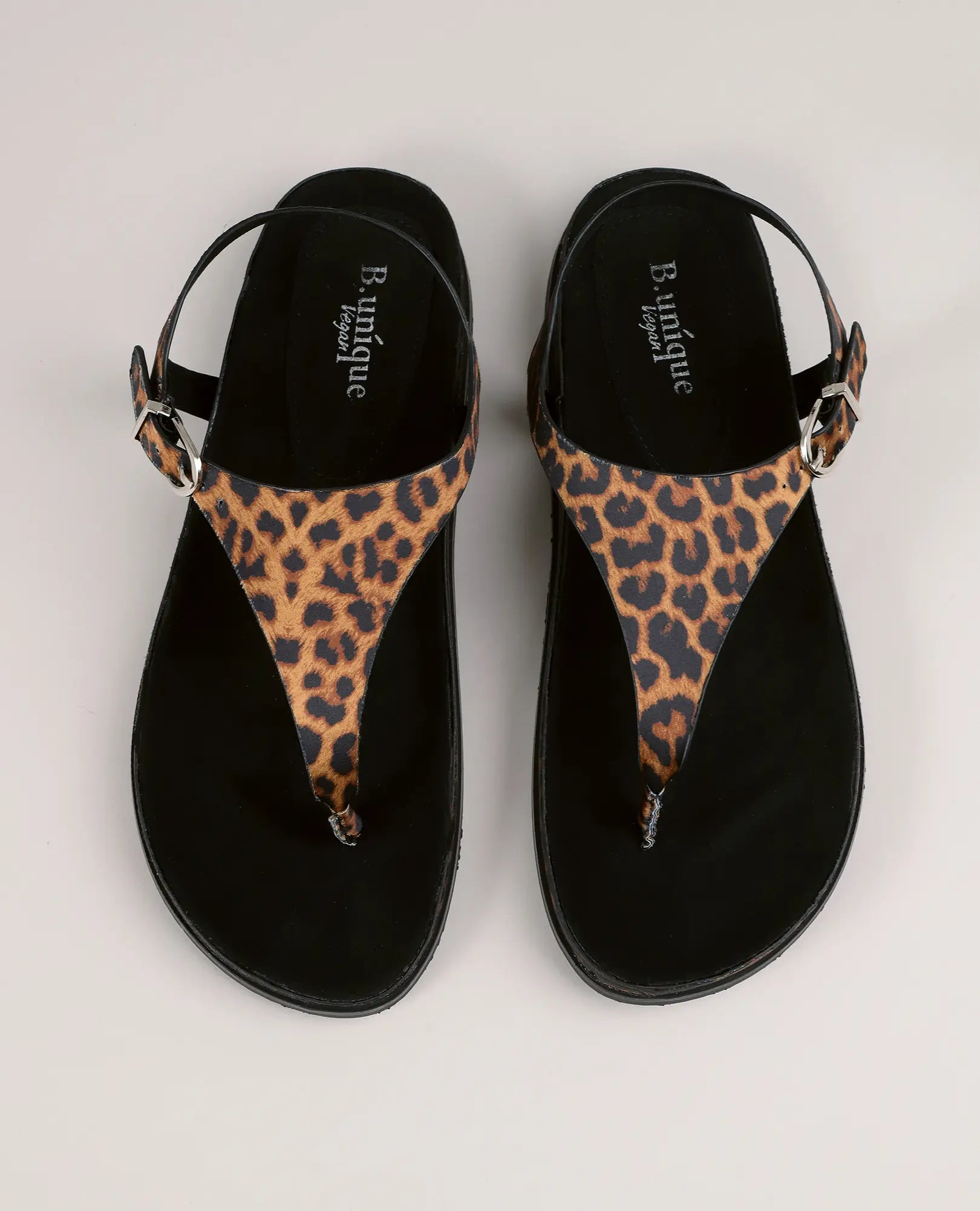 סנדלי אצבע-קורן של B-Unique VEGAN בצבע נמר עם רצועות מודגשות, מוצגים על רקע בהיר.