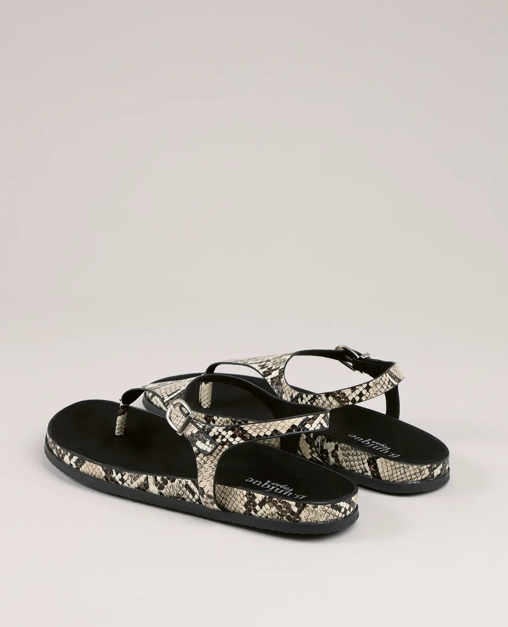 סנדלי אצבע קורן של B-Unique VEGAN בעיצוב אנטומי, עם רצועות דמויות נובוק שחורות, מוצגים על רקע בהיר.