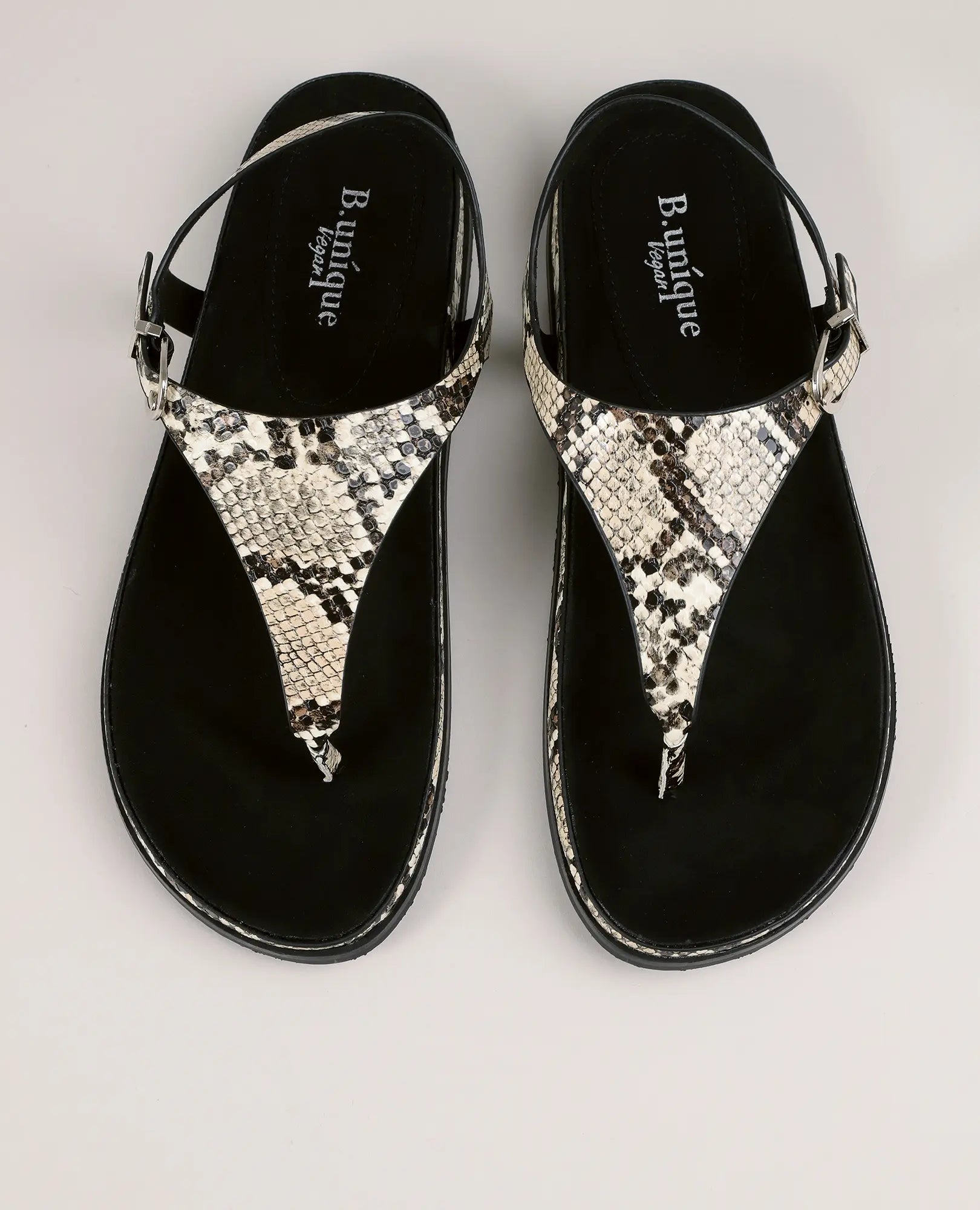 סנדלי אצבע-קורן לנשים מבית B-Unique VEGAN בעיצוב אנטומי, רצועות דמויות נובוק ואבזמי קרסול בצבע שחור.