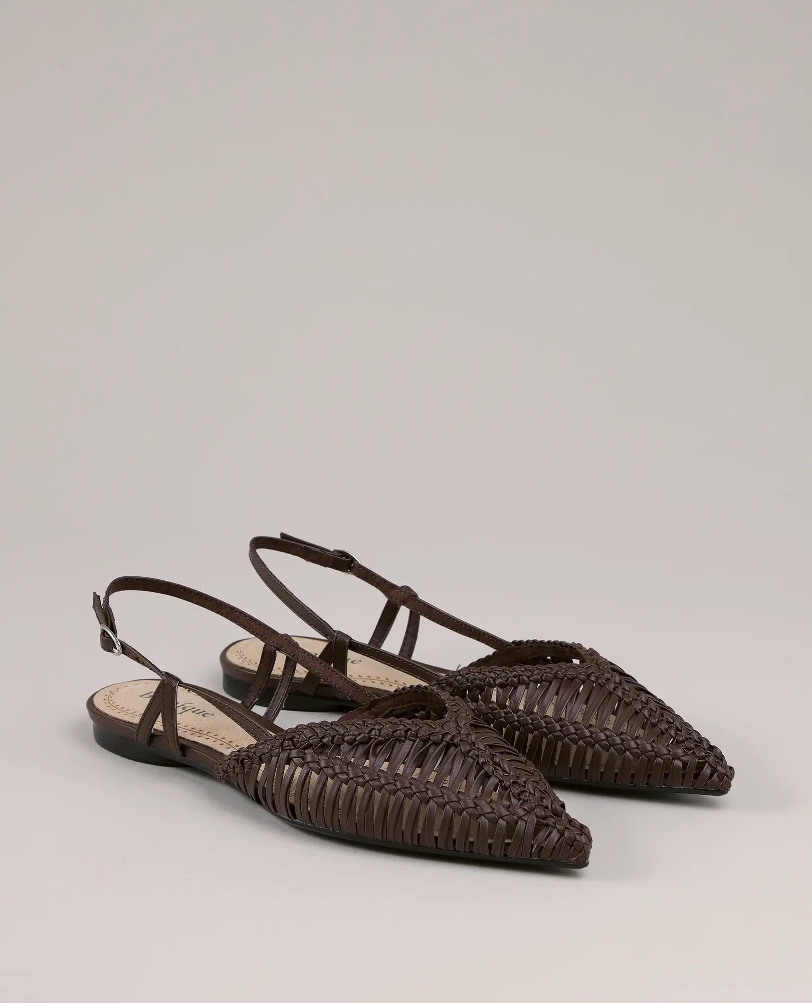 נעליים שטוחות – מאי בצבע קפה מבית B-Unique VEGAN, דמוי עור עם רצועות קרסול, על רקע בהיר.