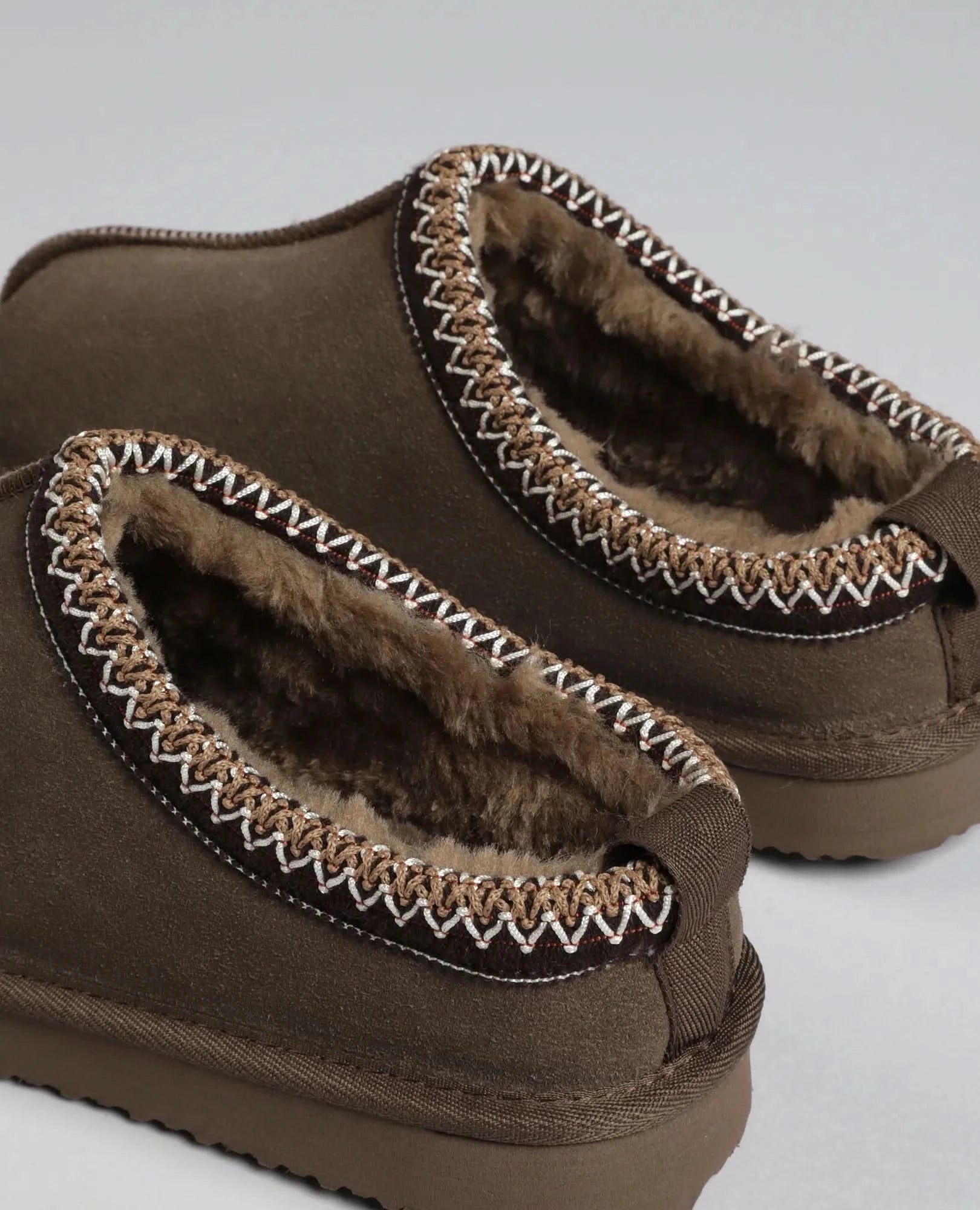 כפכפי עור עם רקמה - יערה - B Unique - כפכפים