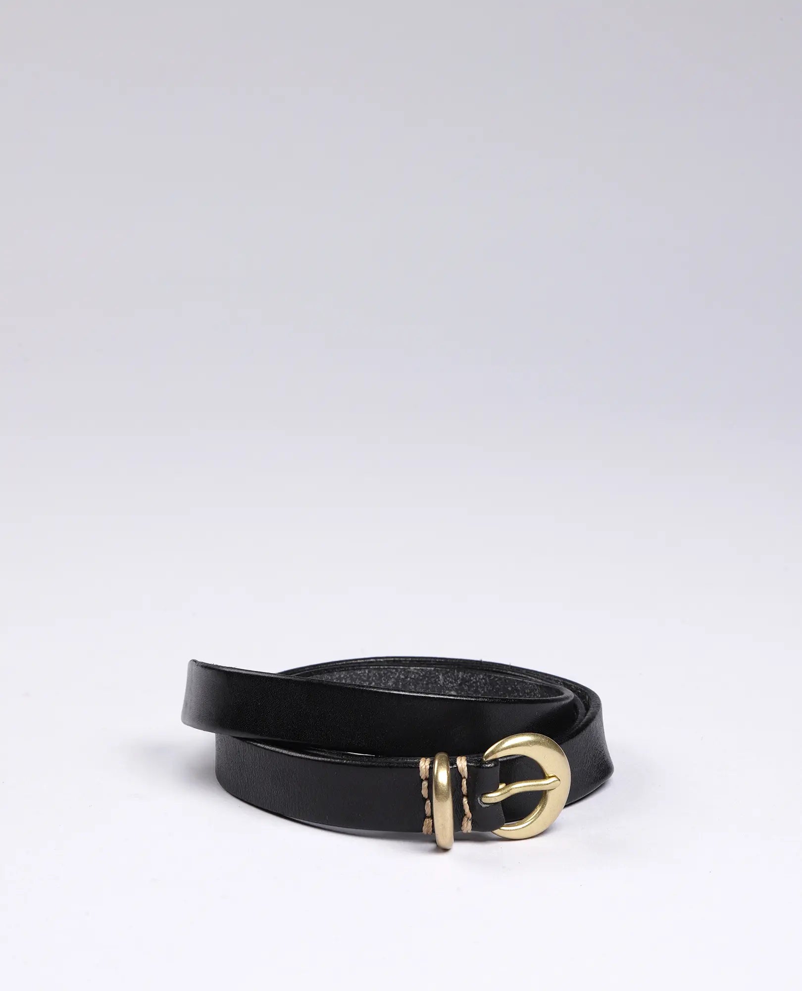 חגורת עור צרה עם אבזם זהב - דני מבית B Unique, עשויה מעור איכותי עם אבזם זהוב, על רקע בהיר.