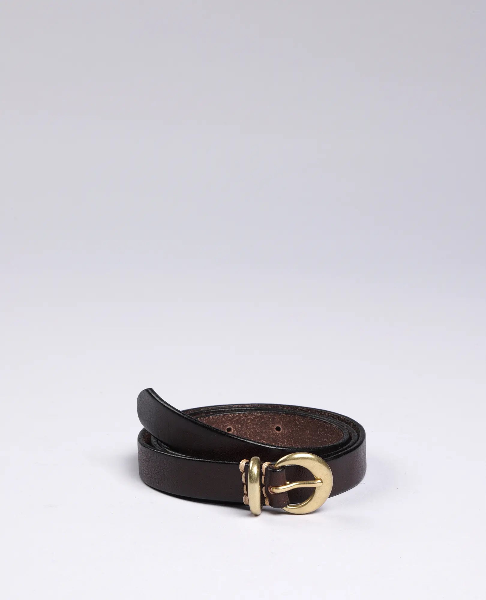 חגורת עור צרה עם אבזם זהב - דני מבית B Unique מוצגת על רקע בהיר.