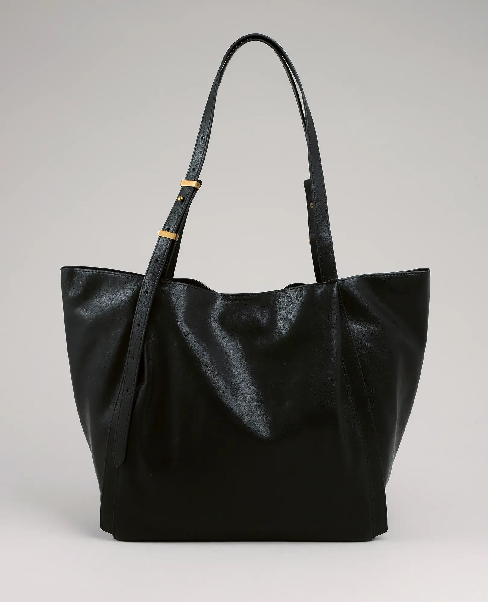 תיק צד גדול בצבע שחור מבית B-Unique Bags, דמוי עור, עם רצועה מתכווננת ואבזמים מוזהבים, מוצג על רקע חלק.