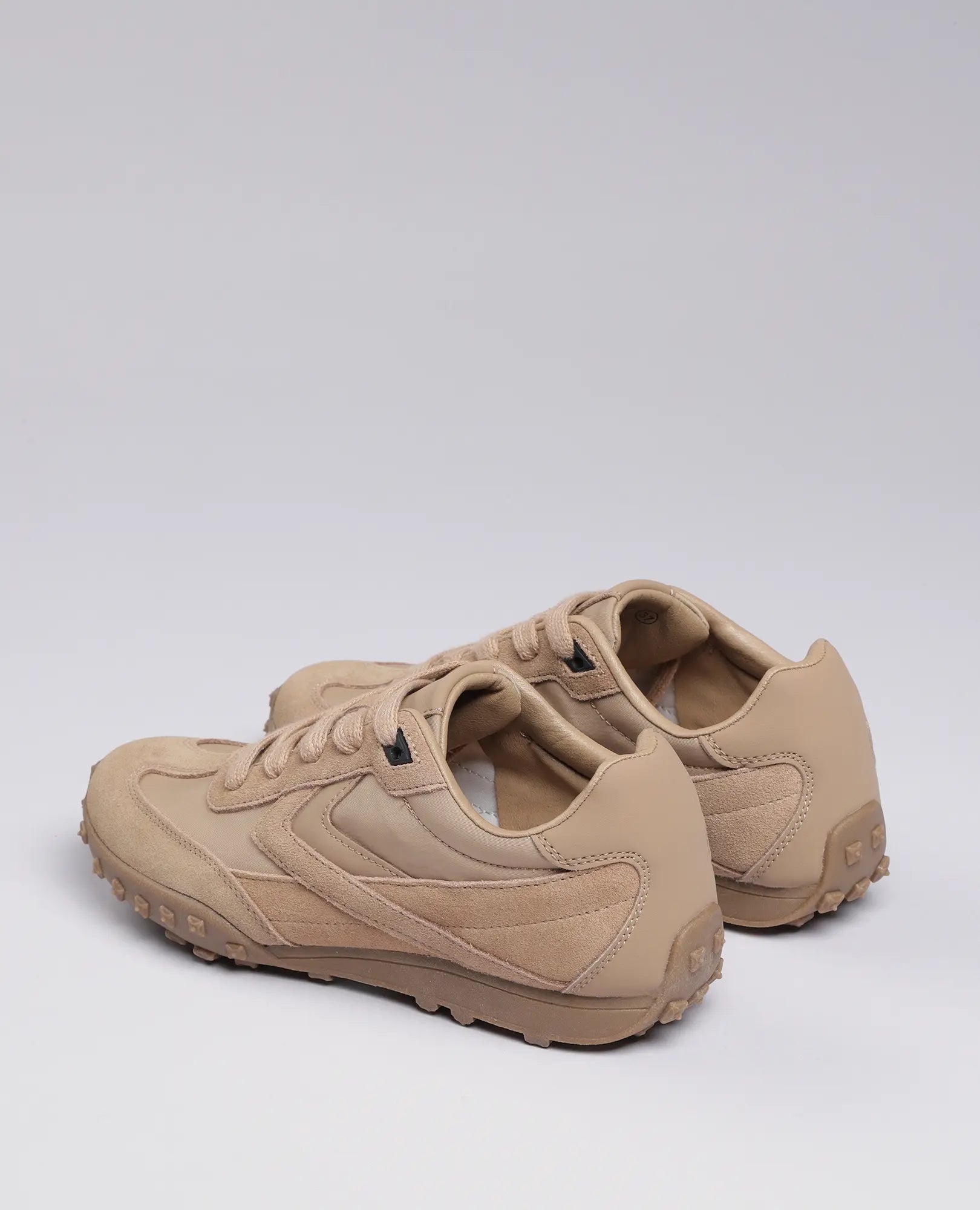 זוג נעלי סניקרס בצבע בז' מעור זמש - נטשה מבית B.unique, מוצגות מאחור ומצד על רקע אפור בהיר.