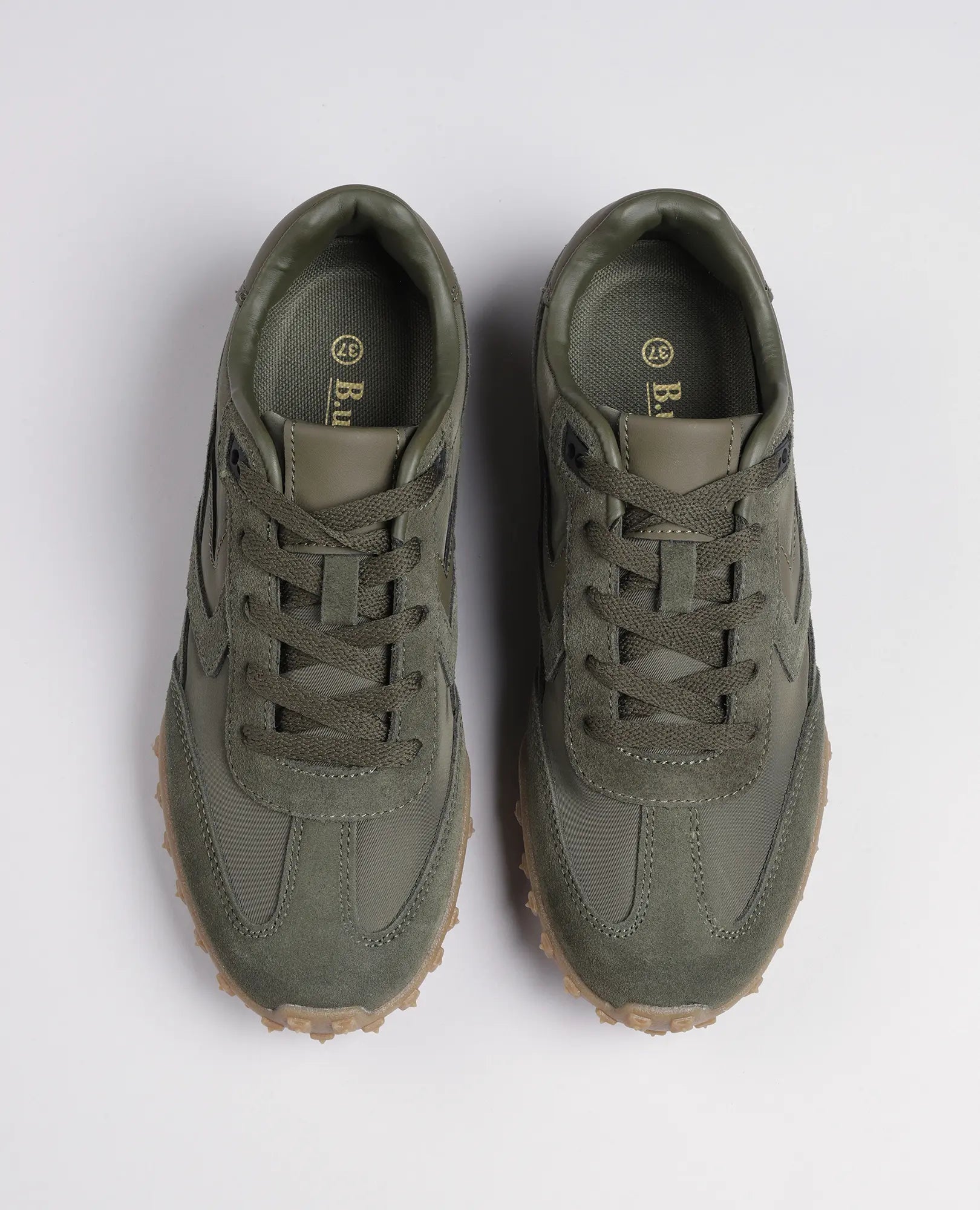 B.unique סניקרס מעור זמש- נטשה olive green לגברים עם סוליות טאן, מצולם מלמעלה על רקע לבן.