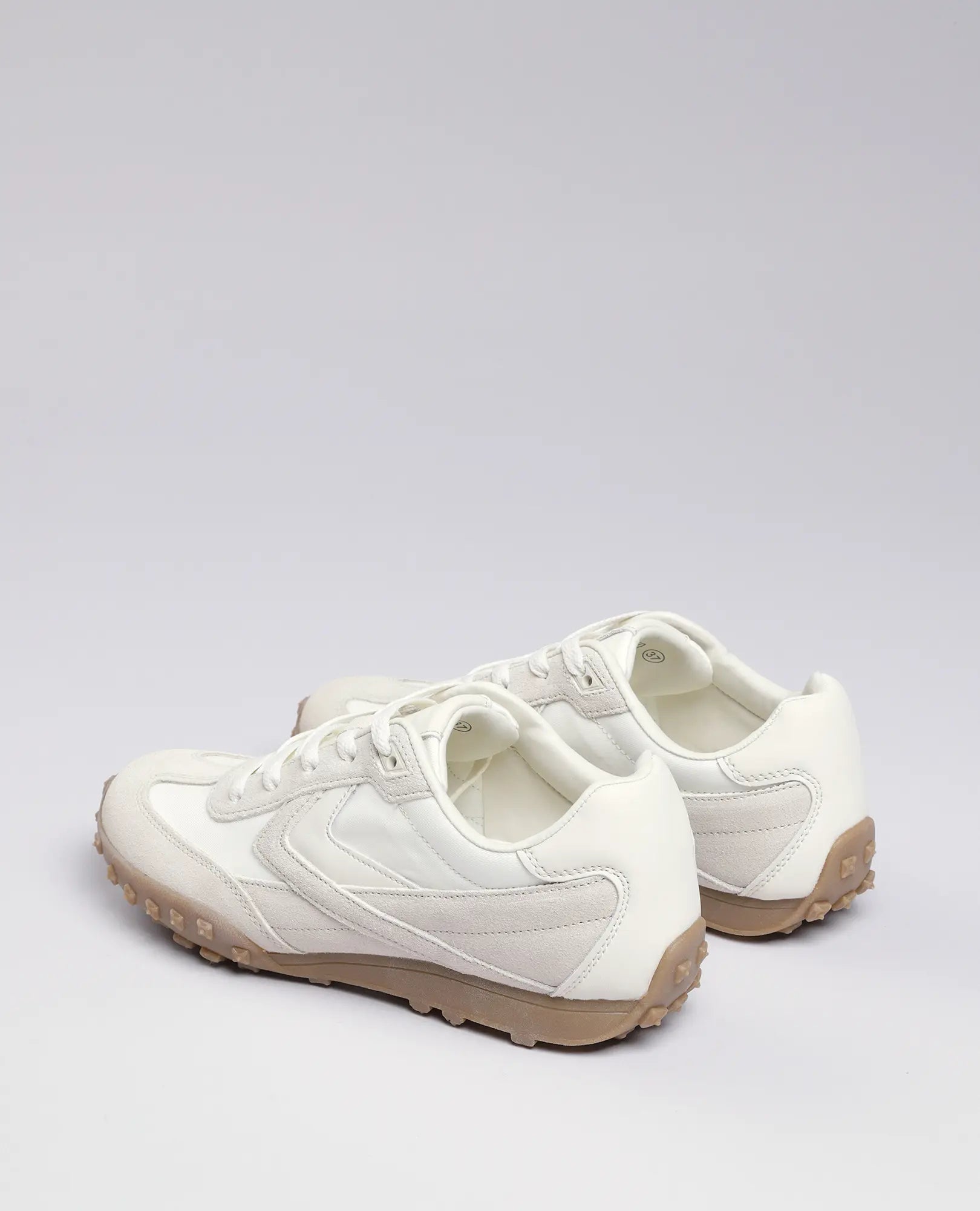 נעלי סניקרס מעור זמש לגברים מבית B.unique, בלבן עם סוליות חומות בהירות, על רקע בהיר ונקי.