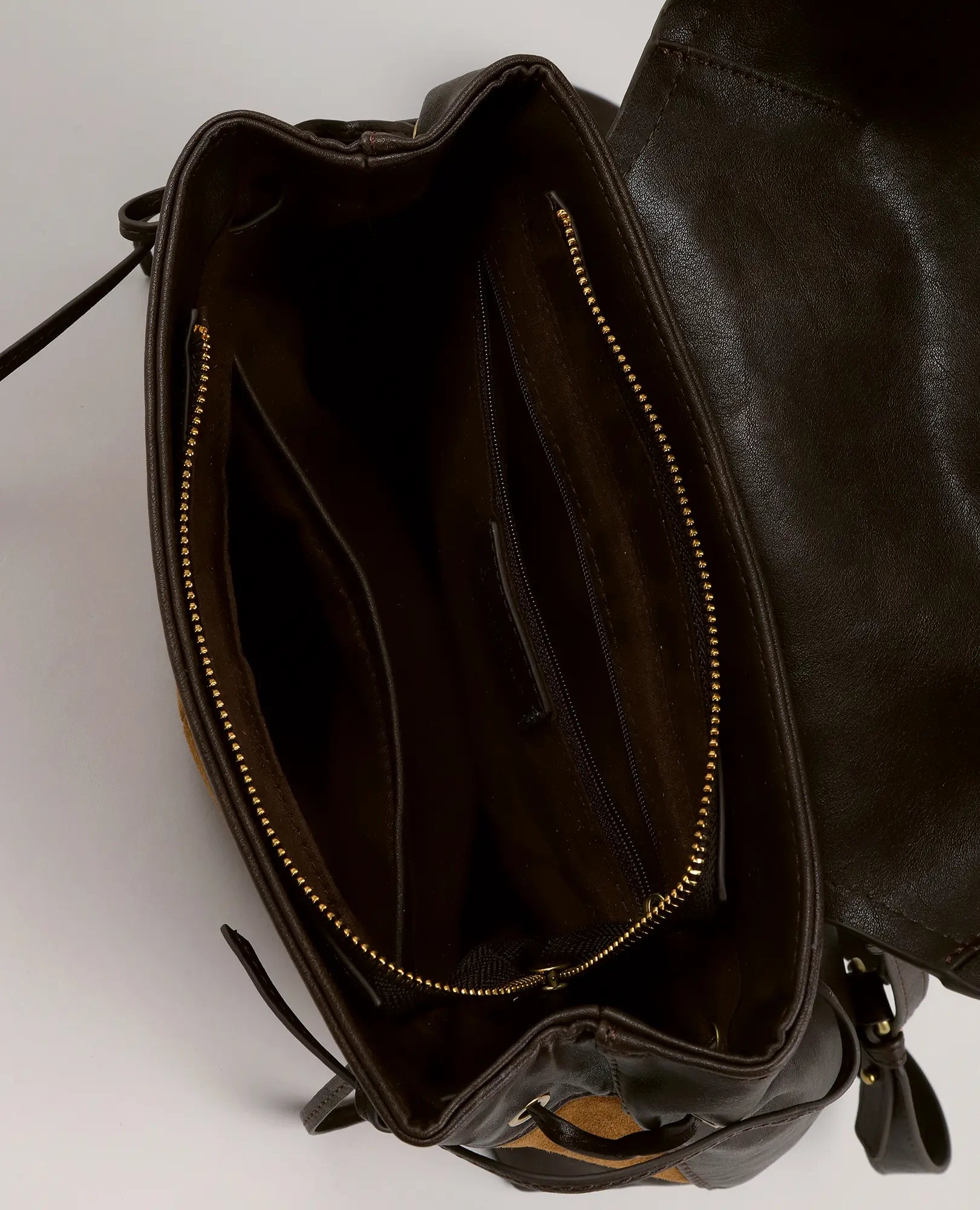 תיק גב - דגם "דר" מבית B-Unique Bags, דמוי עור זמש שחור עם רוכסן זהוב ותאים מרווחים לאחסון נוח.