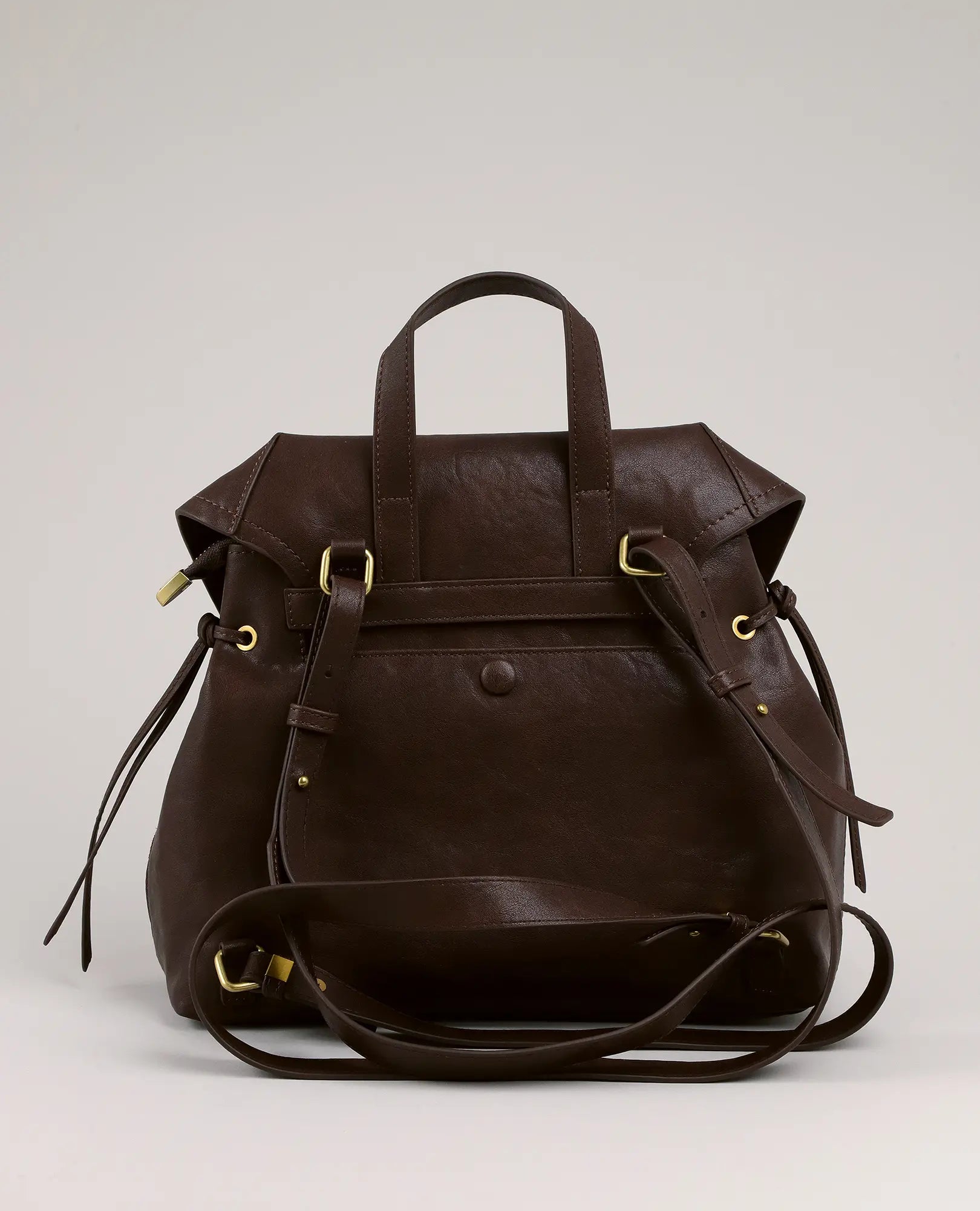 תיק גב דגם "דר" מבית B-Unique Bags, דמוי עור זמש חום כהה עם רצועות מתכווננות ואלמנטים ממתכת בצבע זהוב.