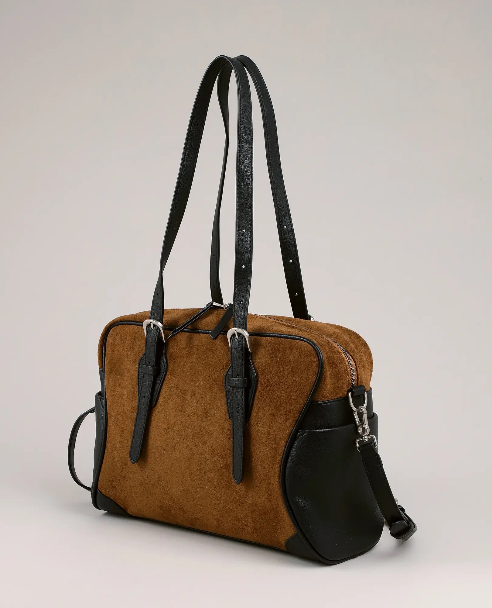 תיק צד-מנדי של B-Unique Bags, דמוי עור בצבע חום-שחור עם רצועות כפולות וניתנות להסרה, על רקע חלק.
