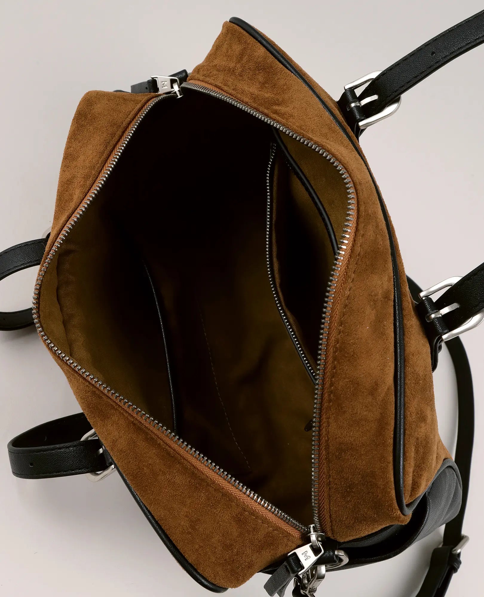 תיק צד - מנדי מבית B-Unique Bags, דמוי עור בצבע חום-שחור, רוכסן כסוף, ידיות שחורות ותא פנימי מרווח.