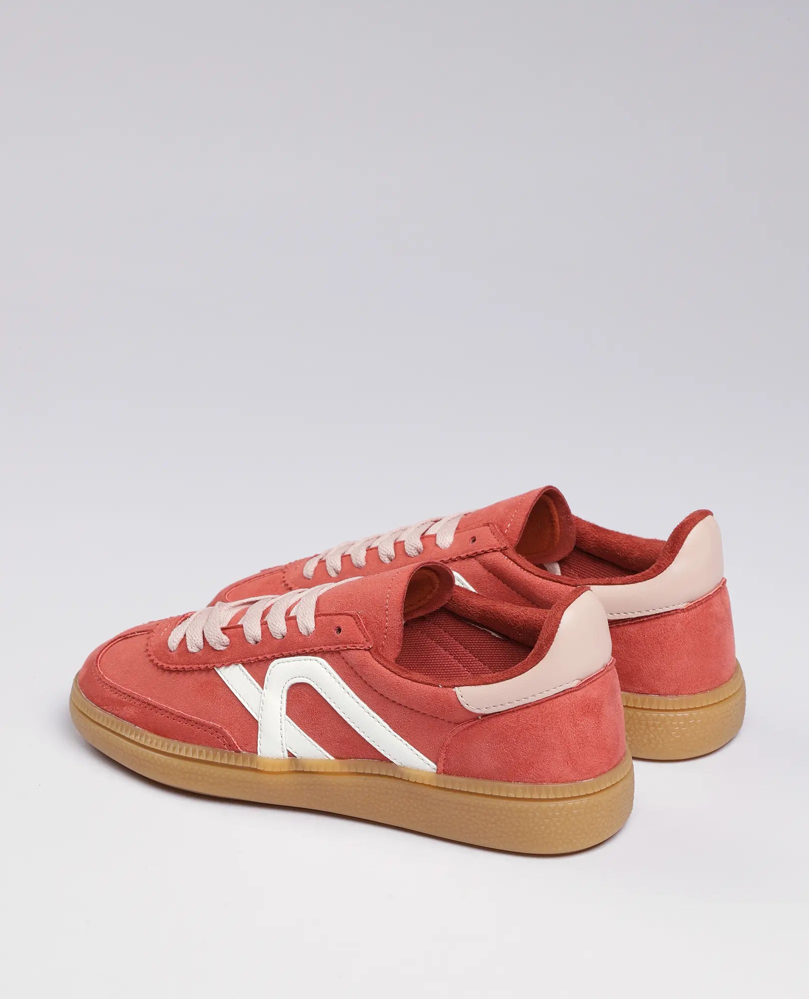 סניקרס דמוי זמש נווה של B-Unique VEGAN באדום עם לבן וסוליות גומי, לוק יומיומי מלא סטייל.