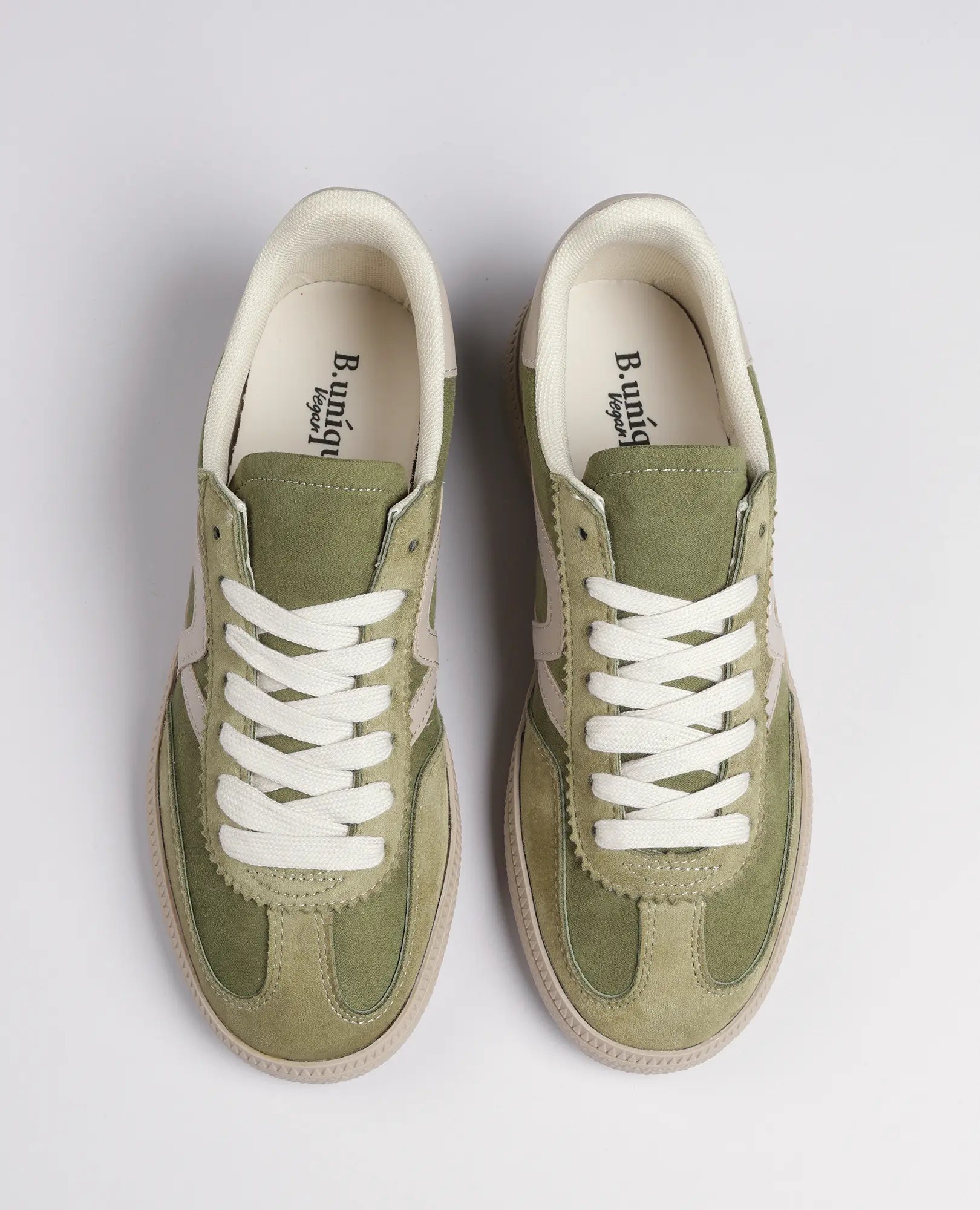 סניקרס דמוי זמש- נווה של B-Unique VEGAN בירוק זית ובז' עם שרוכים לבנים.