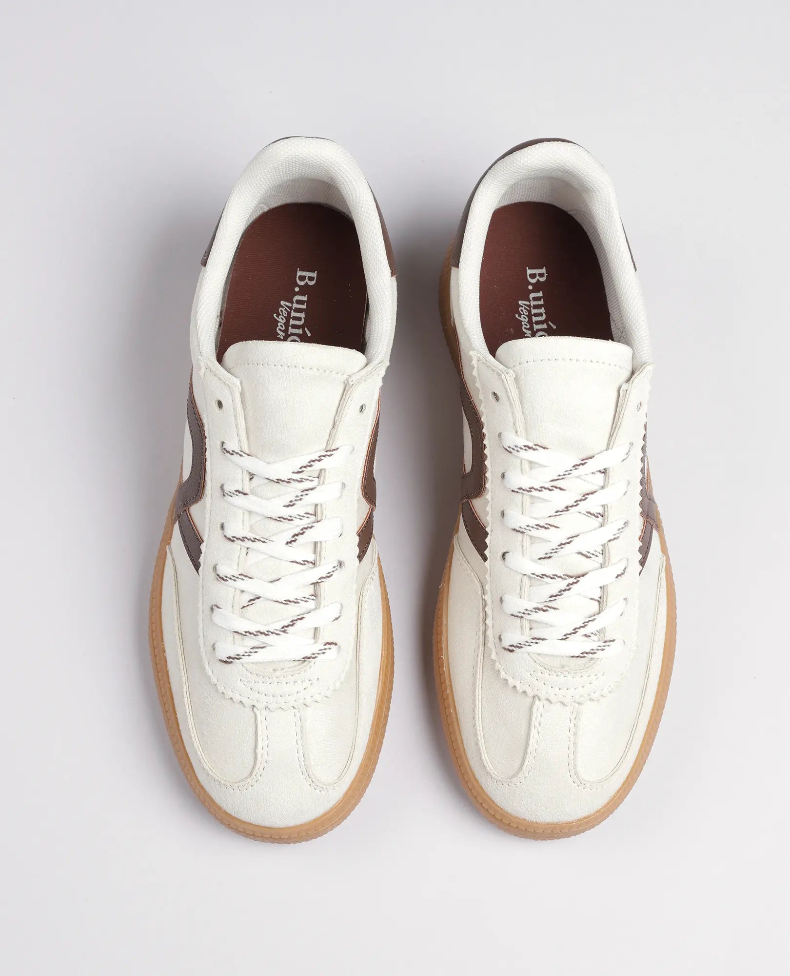 סניקרס דמוי זמש- נווה של B-Unique VEGAN, לבנות עם חום וסוליית גומי, מוצגות על רקע לבן.