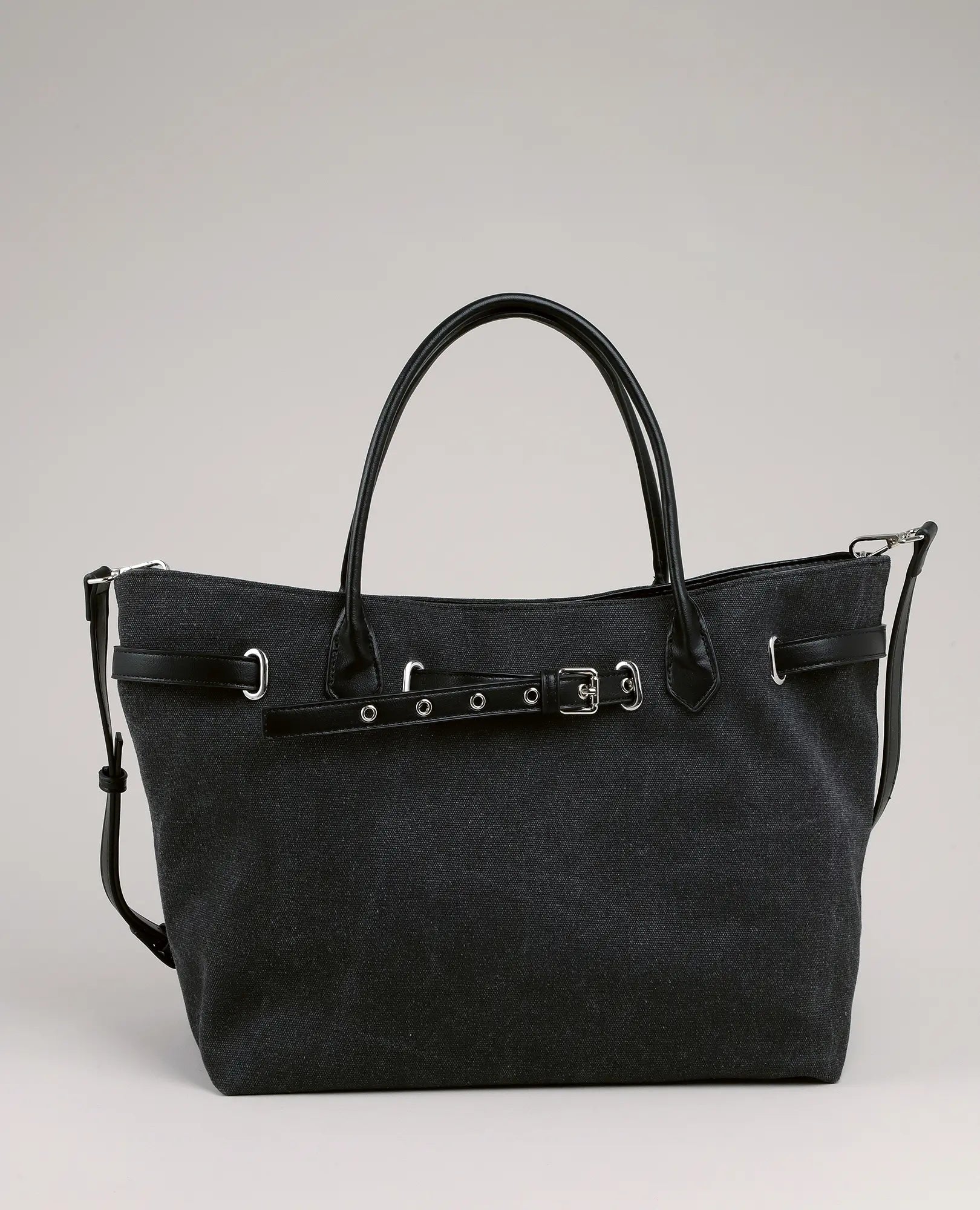 תיק צד מבד קנבס - "נור" מבית B-Unique Bags: שחור שיקי, ידיות קצרות, רצועת כתף נשלפת ועיטור חגורה.