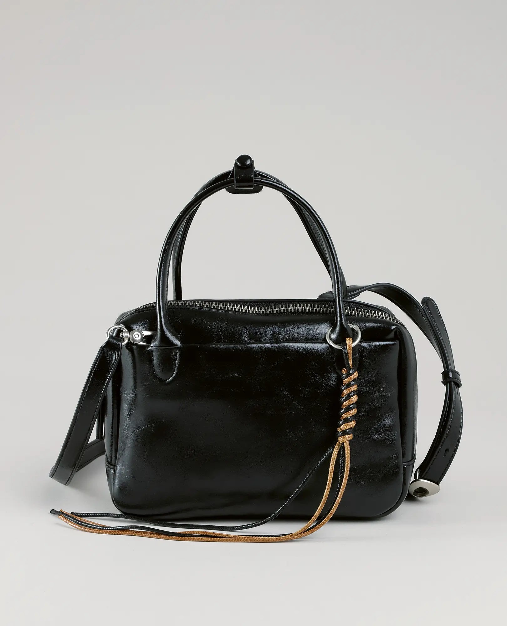 תיק צד מיני מזוודה-וינה מבית B-Unique Bags, קומפקטי עם שתי ידיות, רצועה ארוכה וקישוט בצד.