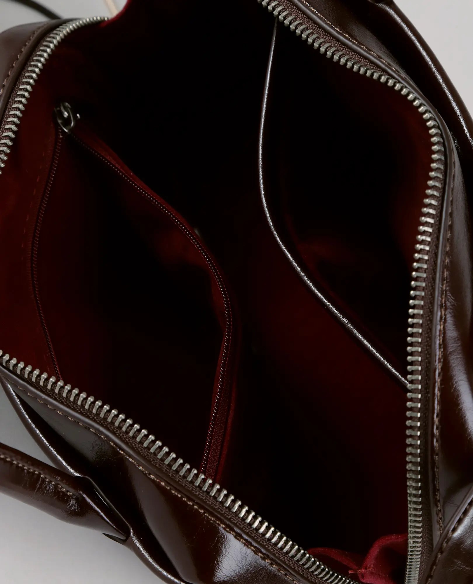 B-Unique Bags תיק צד מיני מזוודה-וינה: תיק מעור סינתטי חום עם כיס פנימי עם רוכסן ורוכסן עליון כסוף ומלוטש.