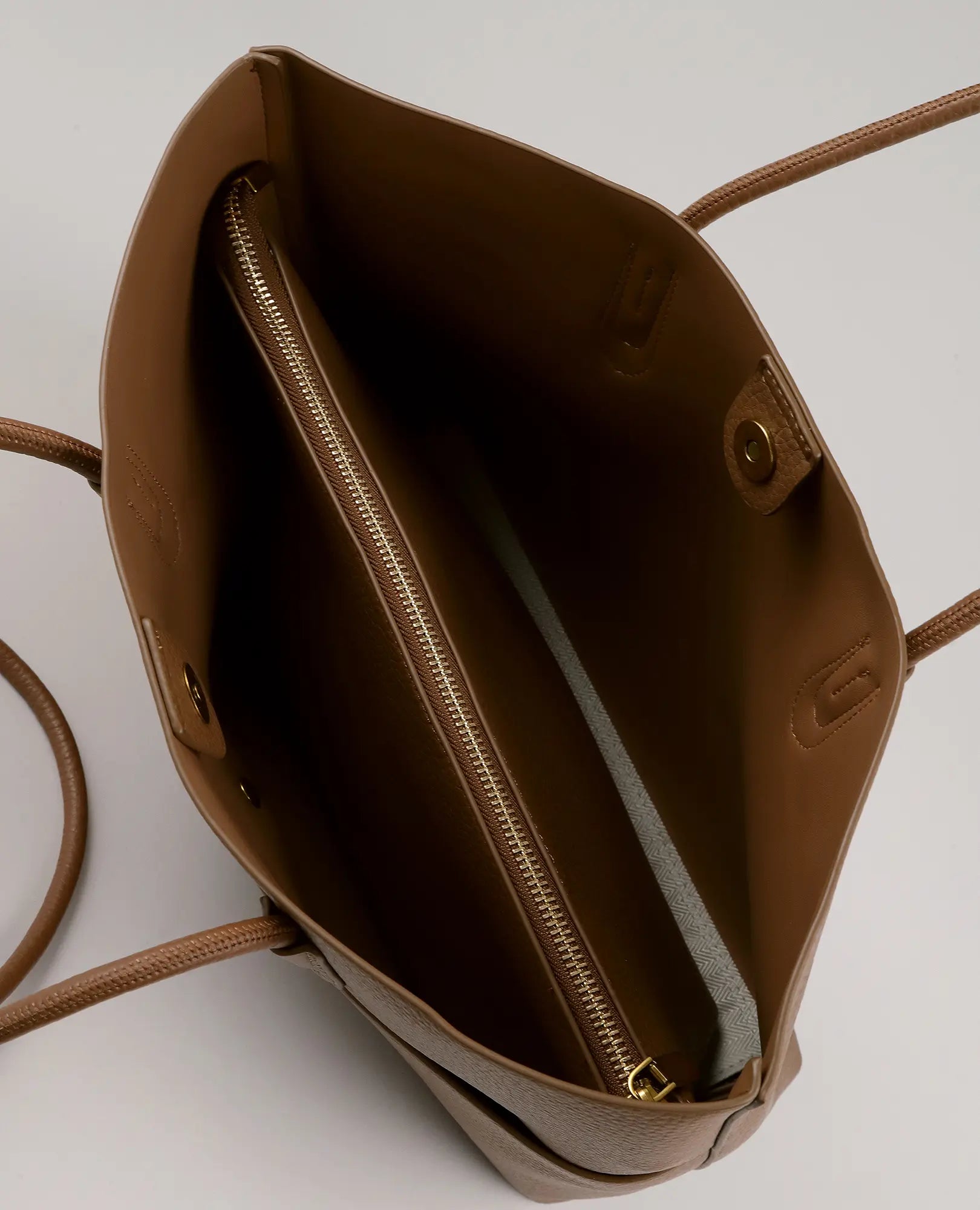 תיק צד קלאסי גדול - אריאנה מבית B-Unique Bags, דמוי עור חום עם תא פנימי עם רוכסן ותפסני תיק, פתח עליון.