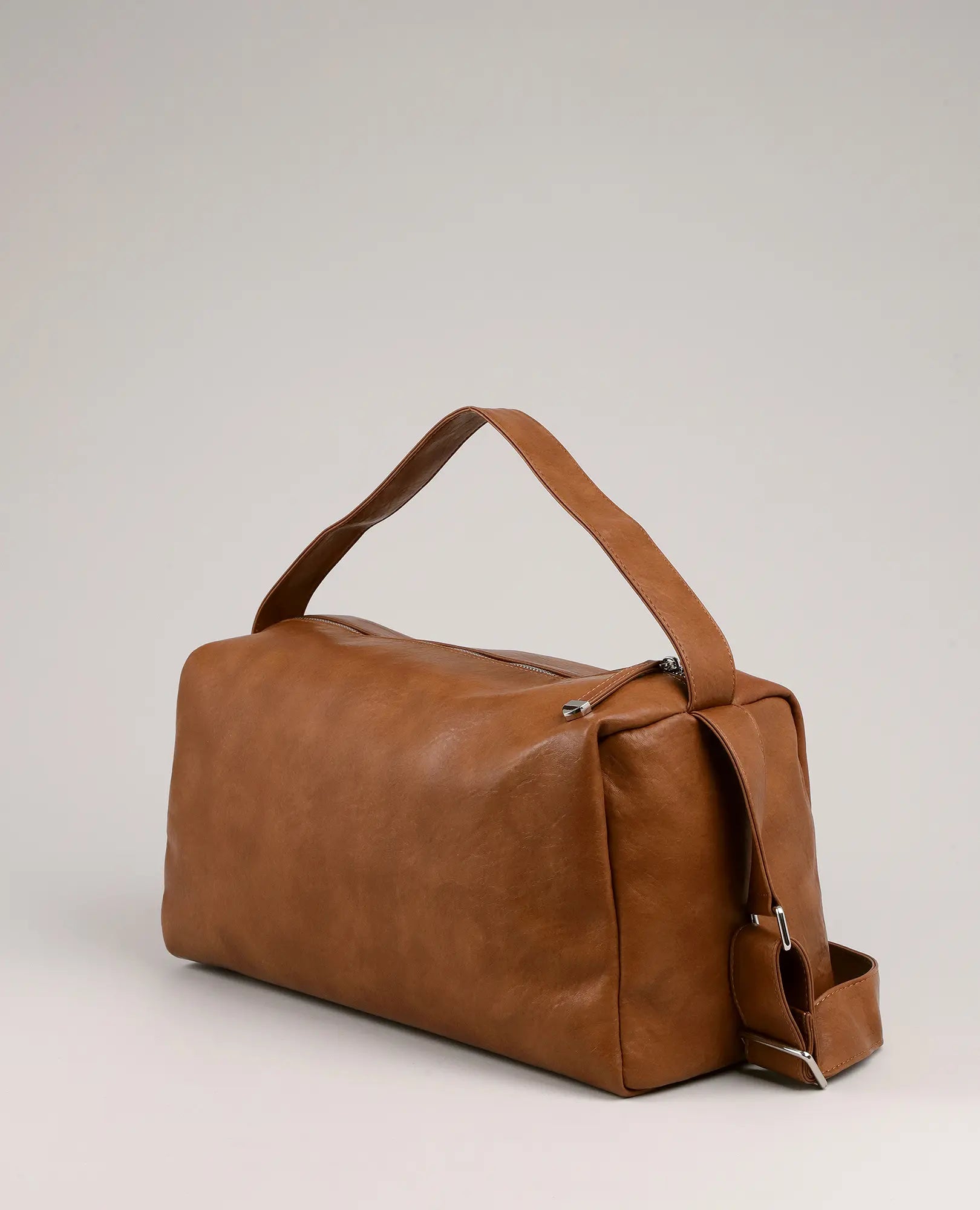 תיק צד רך מדגם "ונסה" של B-Unique Bags, דמוי עור חום, עם רוכסן עליון, ידית רחבה ורצועה מתכווננת.