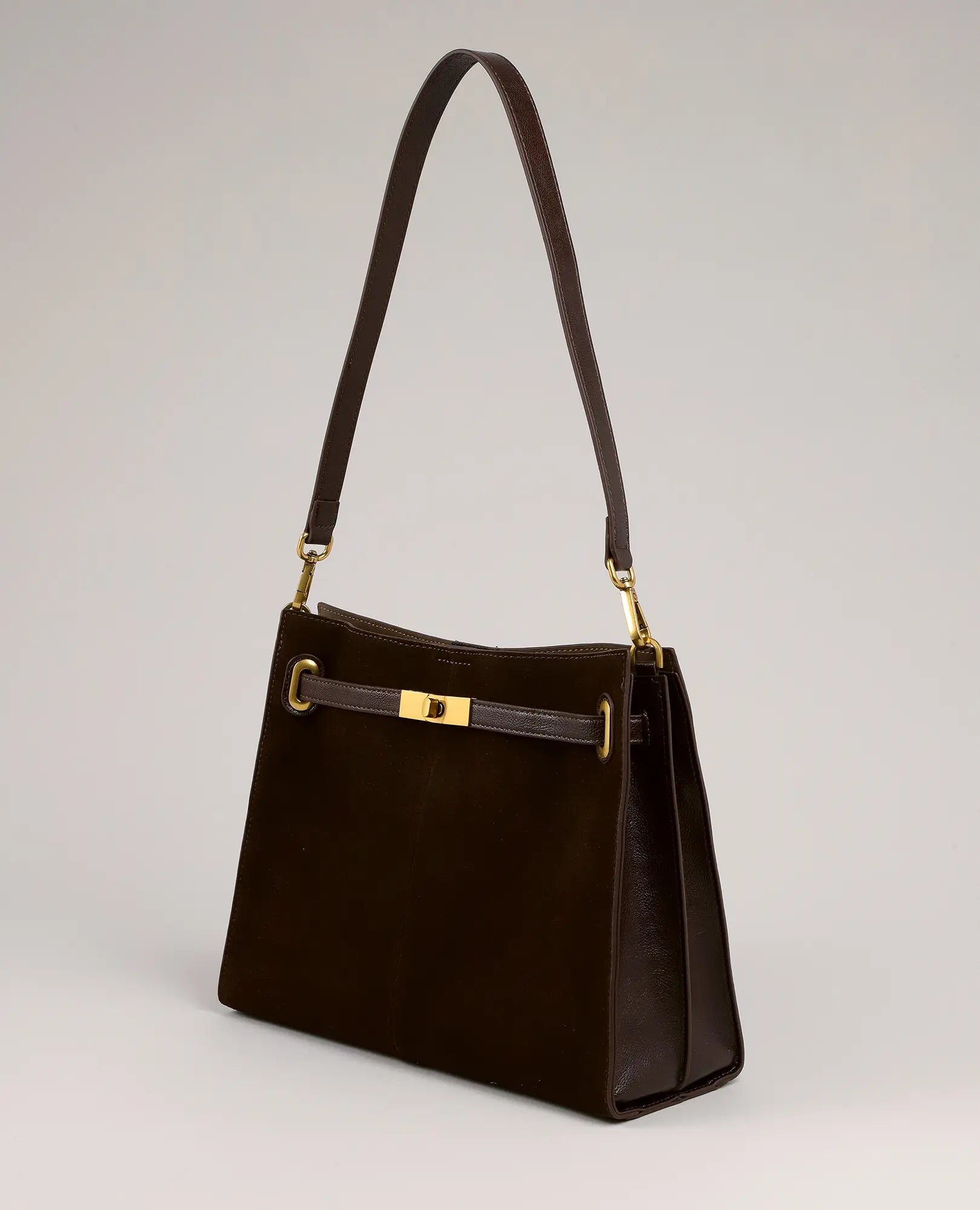 תיק צד - "אלכס" מבית B-Unique Bags, בצבע חום כהה, דמוי עור, עם רצועת כתף אחת וקישוטים מוזהבים.