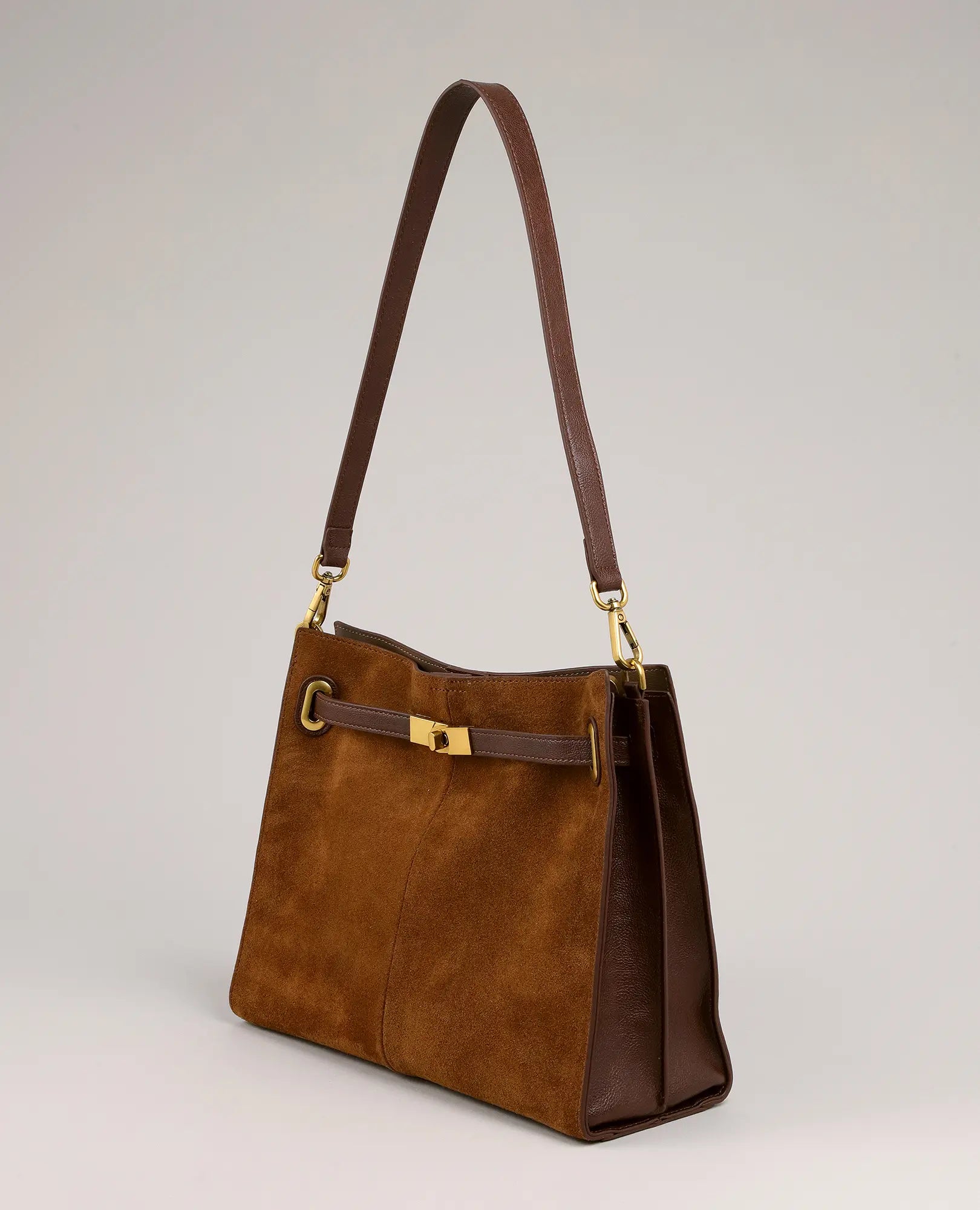 תיק צד אלכס מבית B-Unique Bags, דמוי עור חום עם רצועת כתף קצרה ואביזרי מתכת זהובים, מוצג על רקע בהיר.