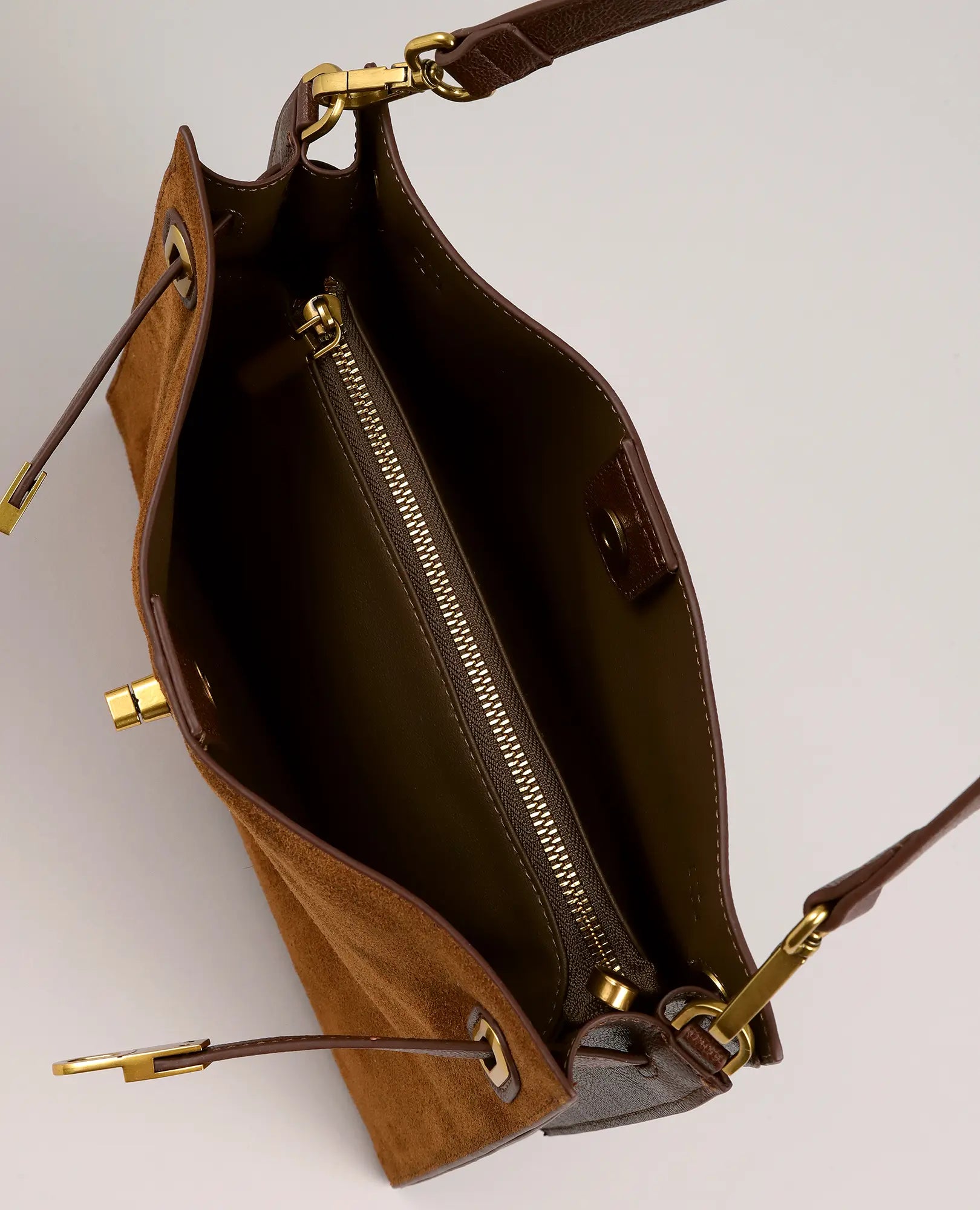 תיק צד - אלכס מבית B-Unique Bags, בצבע חום דמוי עור עם אבזמים מוזהבים, כיס פנימי עם רוכסן ותאים מרווחים.