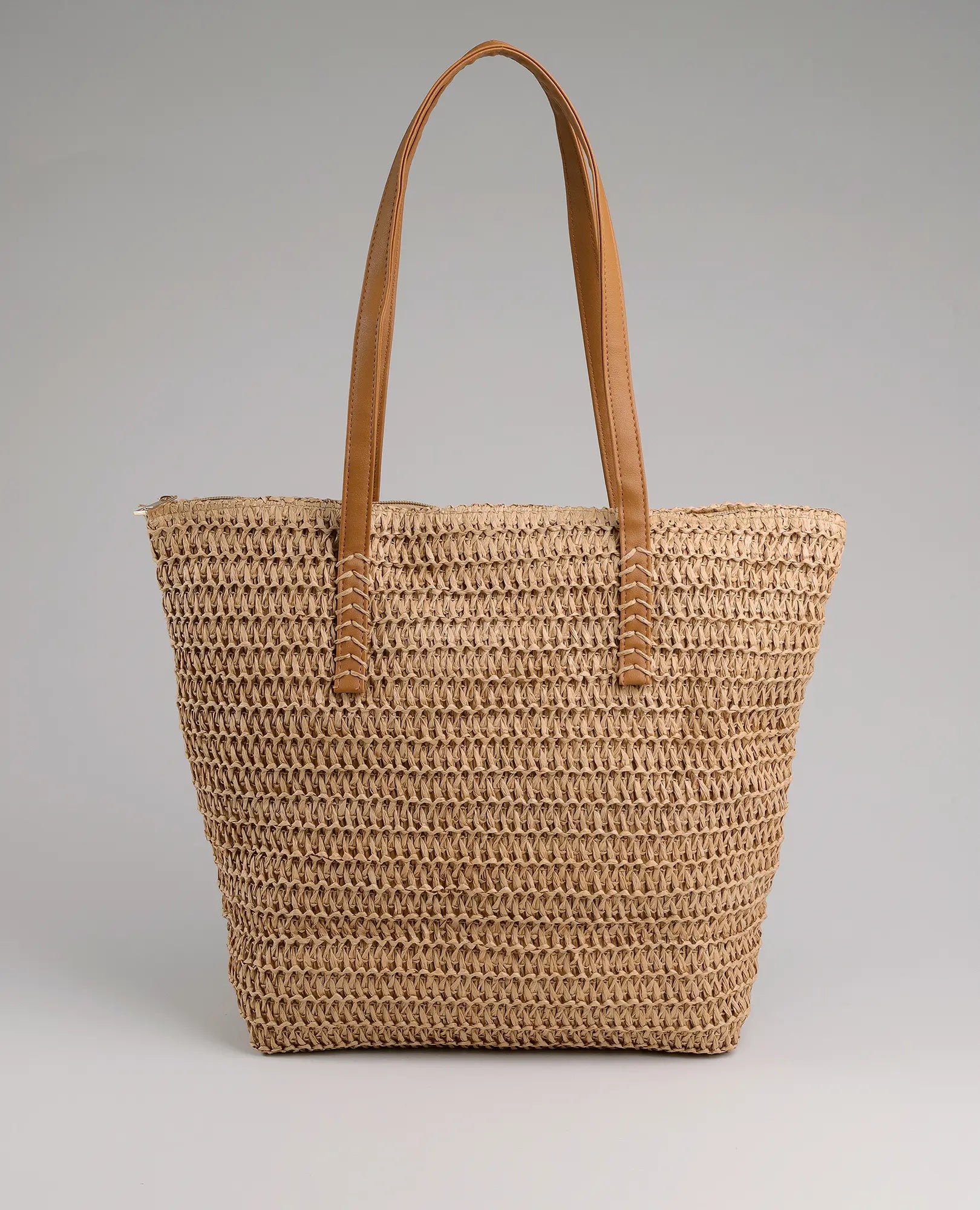 תיק קש חום מבית B-Unique Bags עם רצועות עור, מתאים במיוחד לשילוב עם נעלי נשים של B-Unique.