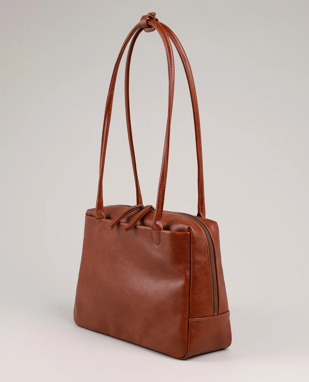 תיק צד קדמי מבית B-Unique Bags משתלב בצורה מושלמת עם נעלי הנשים של B-Unique.