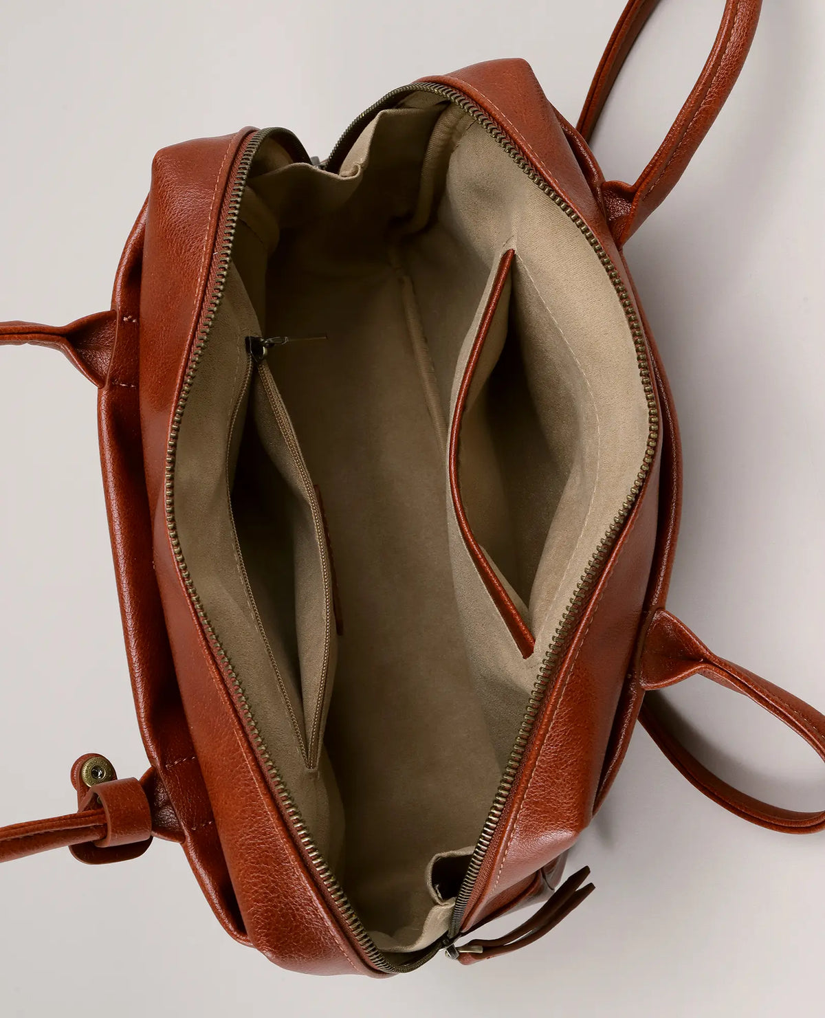 תיק צד קדמי של B-Unique Bags הנפתח מלמעלה, עם בטנה בצבע בז', רוכסן וכיס פתוח.