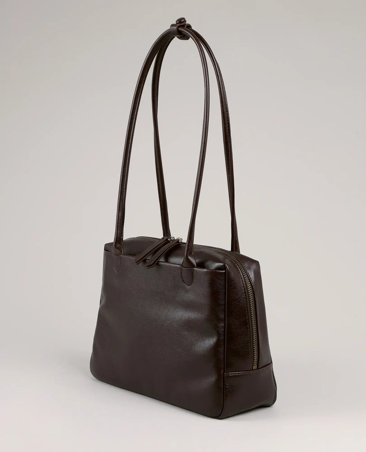 תיק צד קדמי בצבע חום כהה מבית B-Unique Bags, עם שתי רצועות — משתלב בצורה מושלמת עם בי יוניק או נעליים אופנתיות.