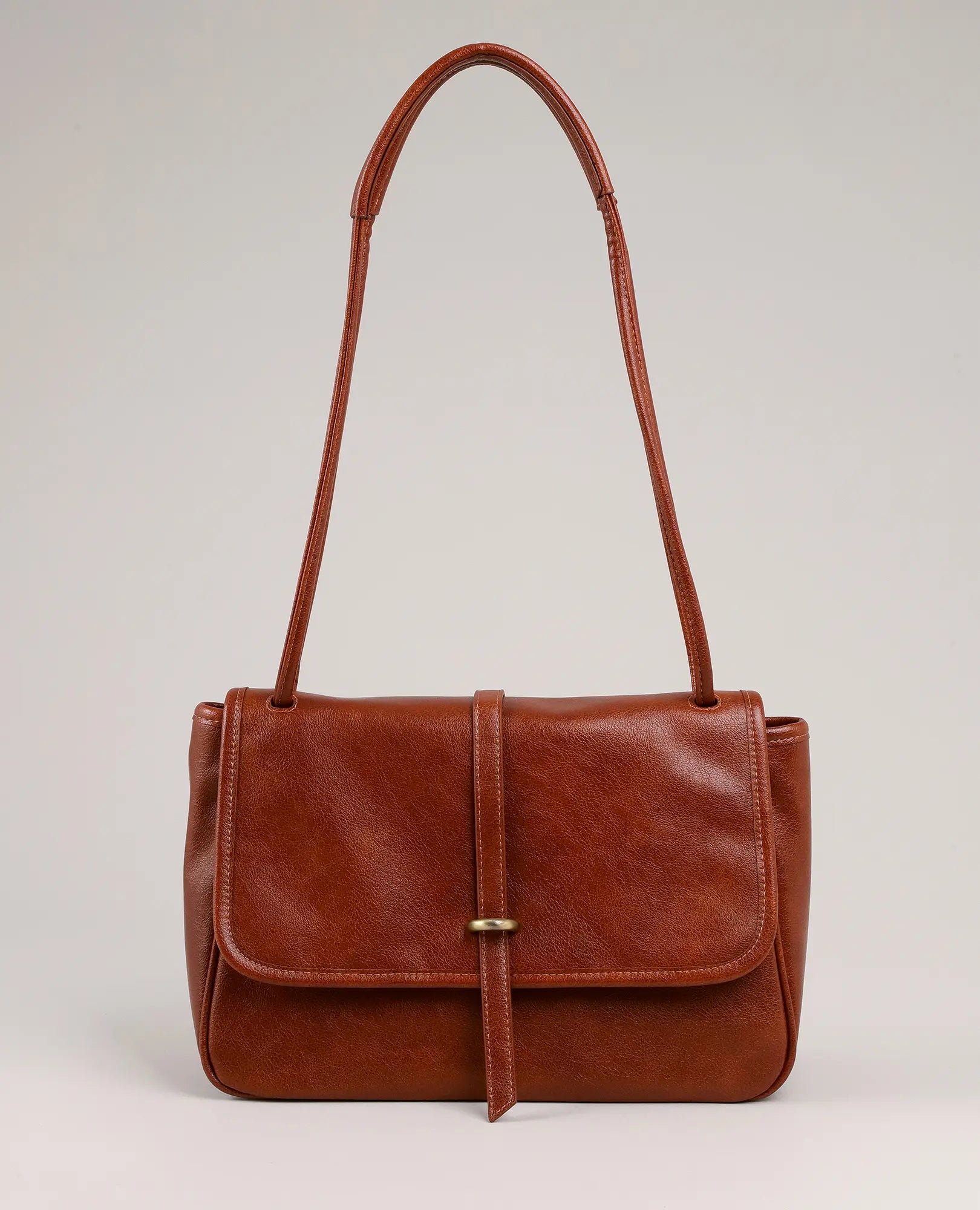 תיק צד עם אבזם טבעת - סרינה מבית B-Unique Bags, דמוי עור חום עם רצועה ארוכה וסוגר דש.