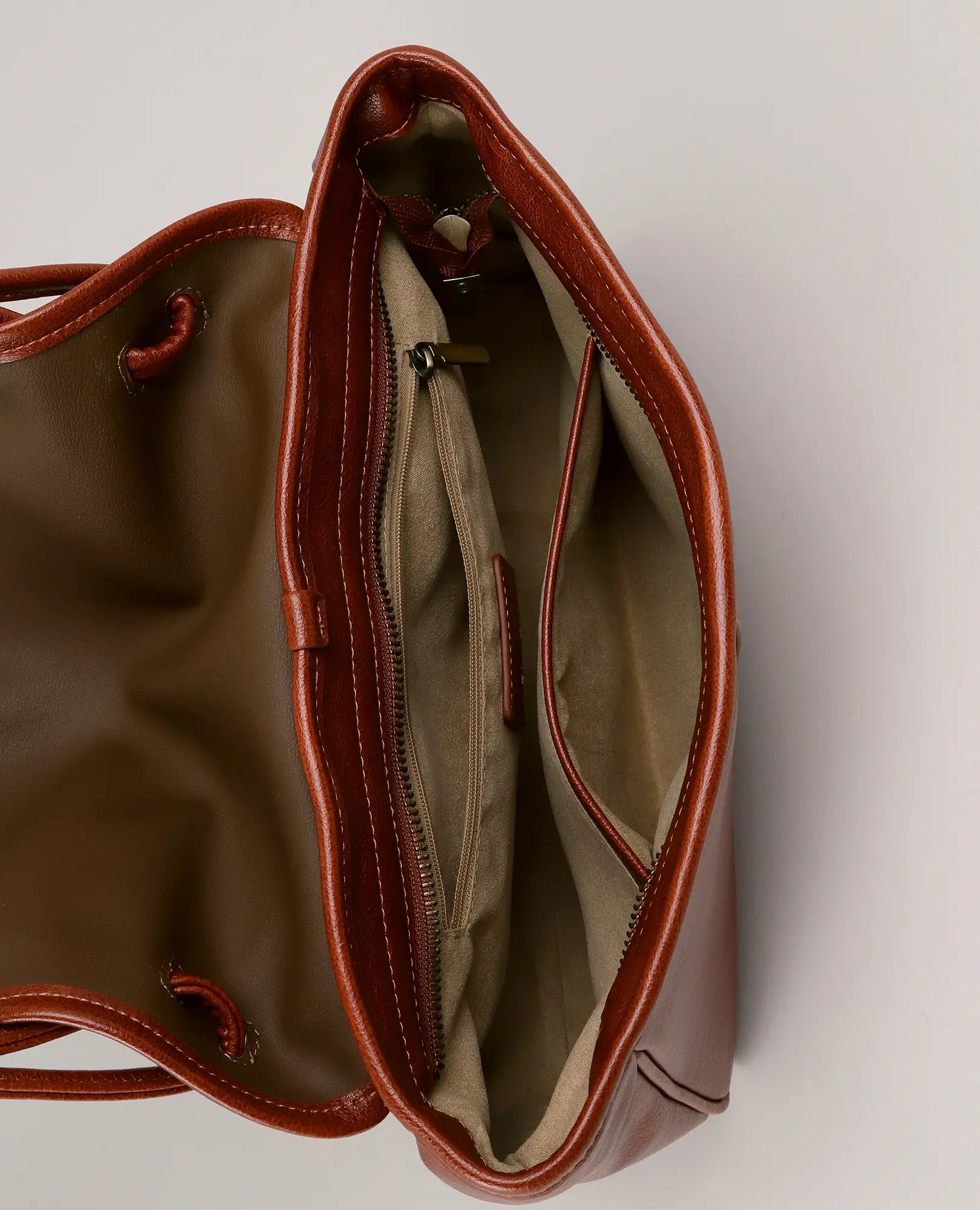 B-Unique Bags תיק צד עם אבזם טבעת - סרינה: תיק פתוח מעור סינתטי חום עם בטנה בצבע חום בהיר, כיס פנימי עם רוכסן, מבט מלמעלה.