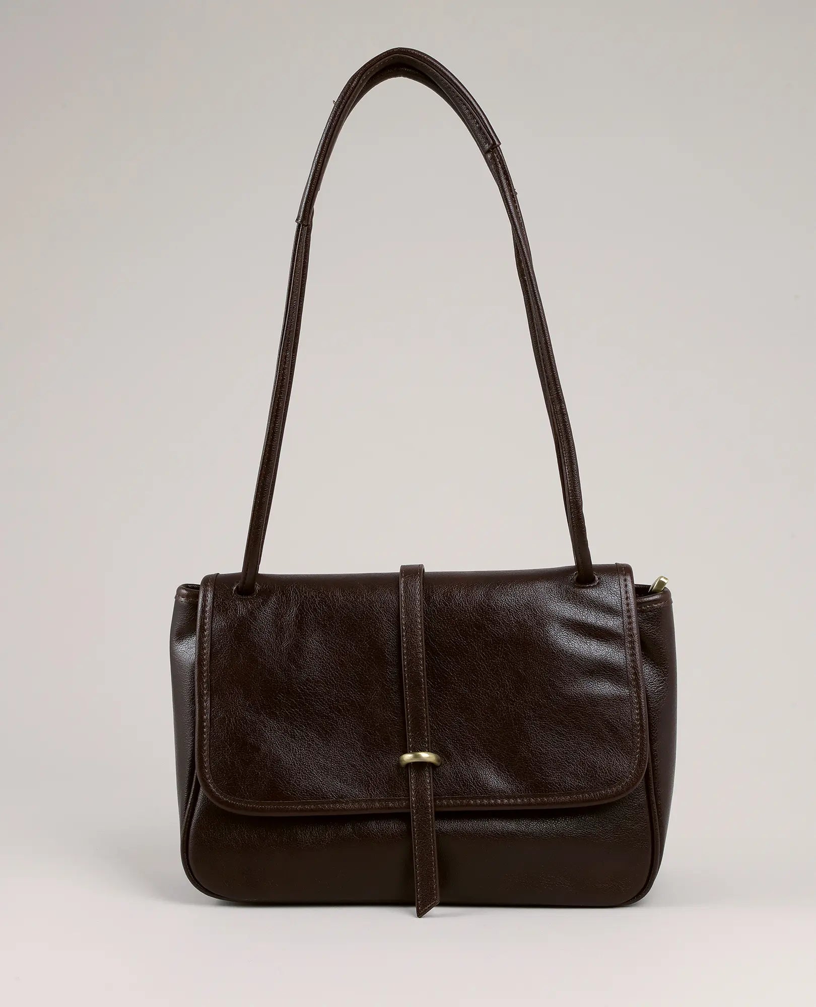תיק צד עם אבזם טבעת - דגם "סרינה" מבית B-Unique Bags בגוון חום כהה, עם דש קדמי ורצועה, מוצג על רקע בהיר.