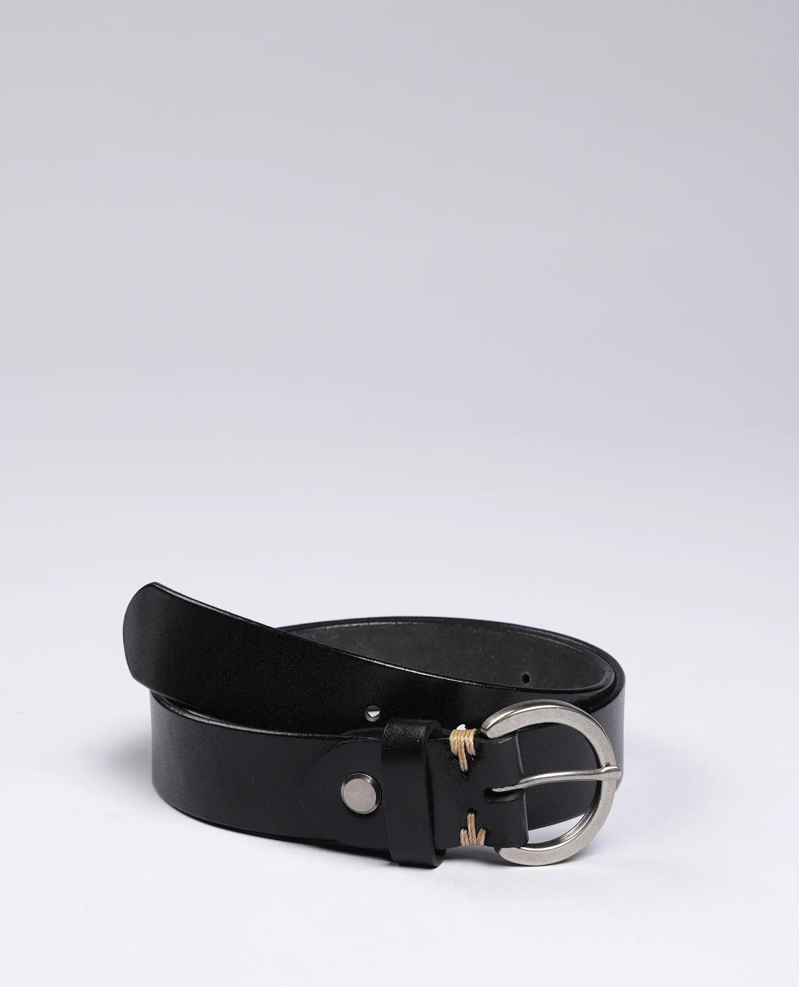 חגורת עור עם אבזם עגול דקורטיבי מבית B Unique, מעור שחור עם אבזם כסוף, על רקע לבן פשוט.