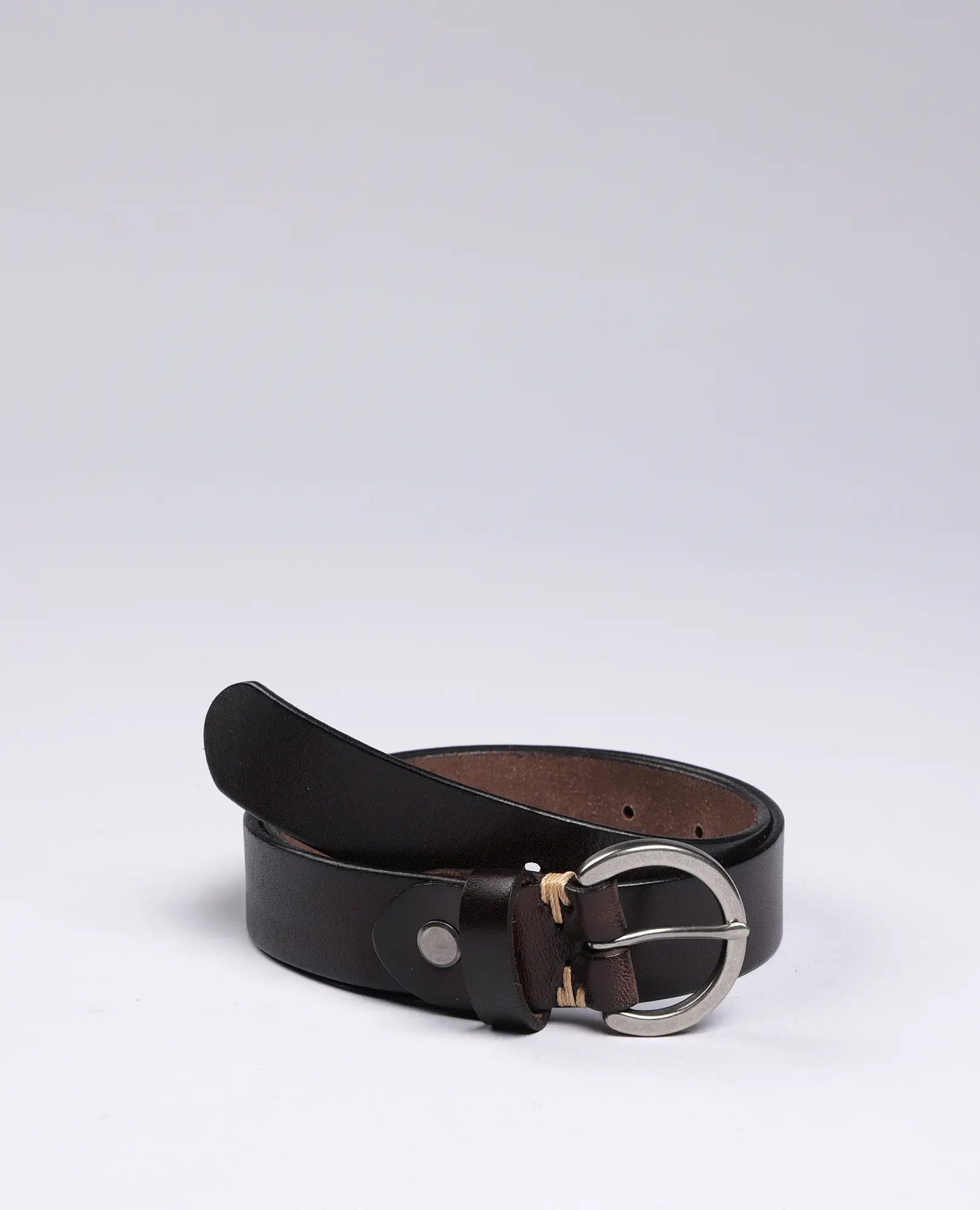 חגורת עור עם אבזם עגול-נוי מבית B Unique בעיצוב קלאסי בצבע חום כהה, על רקע בהיר ונקי.