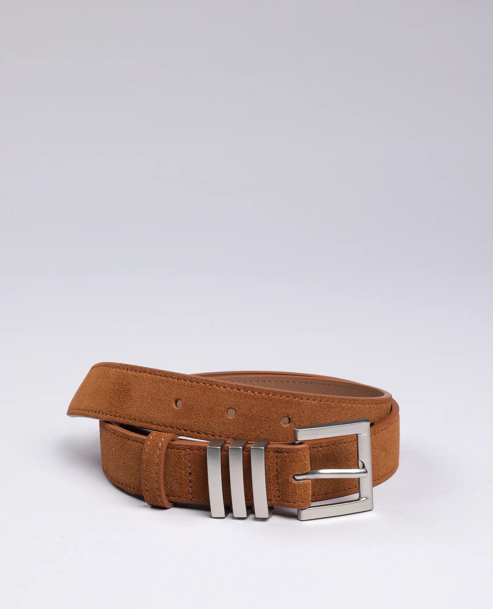 חגורת עור בצבע קאמל של B-Unique Bags מסודרת בסלסול על רקע בהיר.