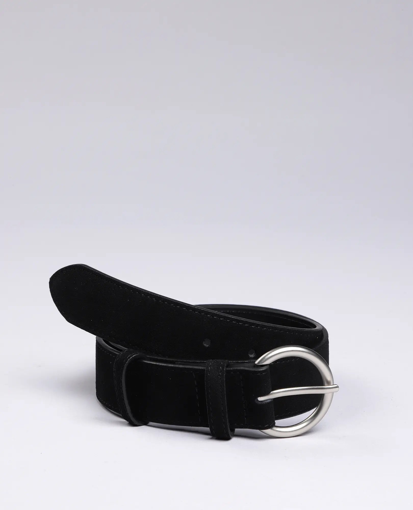 חגורת זמש עם אבזם עגול של המותג B Unique, בצבע שחור, מוצגת על רקע לבן.