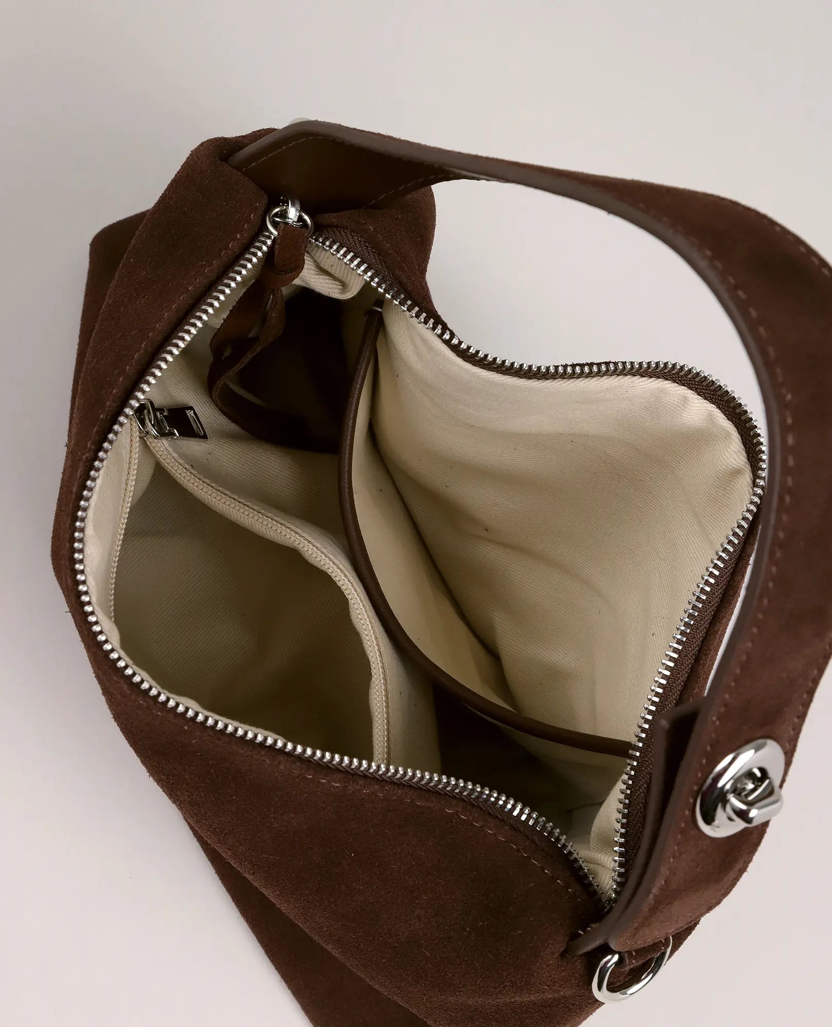 תיק צד מעור - דגם "קדם" של B-Unique Bags: תיק עור חום עם רוכסן כסוף, בטנה בהירה ותאים שימושיים.