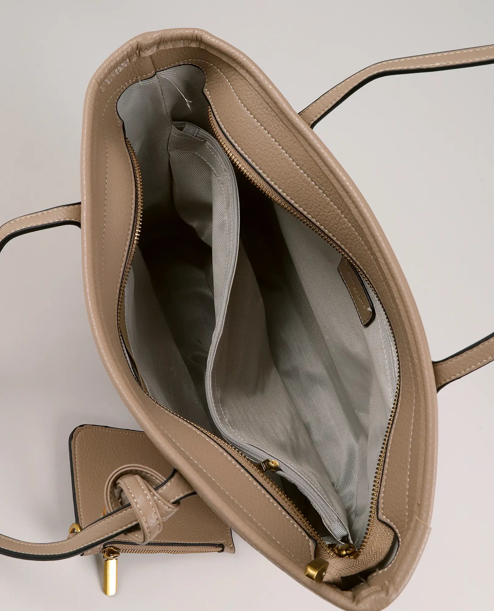 מבט מלמעלה על תיק צד גדול עם ארנק - רומא מבית B-Unique Bags בצבע בז', עם בטנה אפורה, כיסים פנימיים ותא נלווה עם רוכסן.