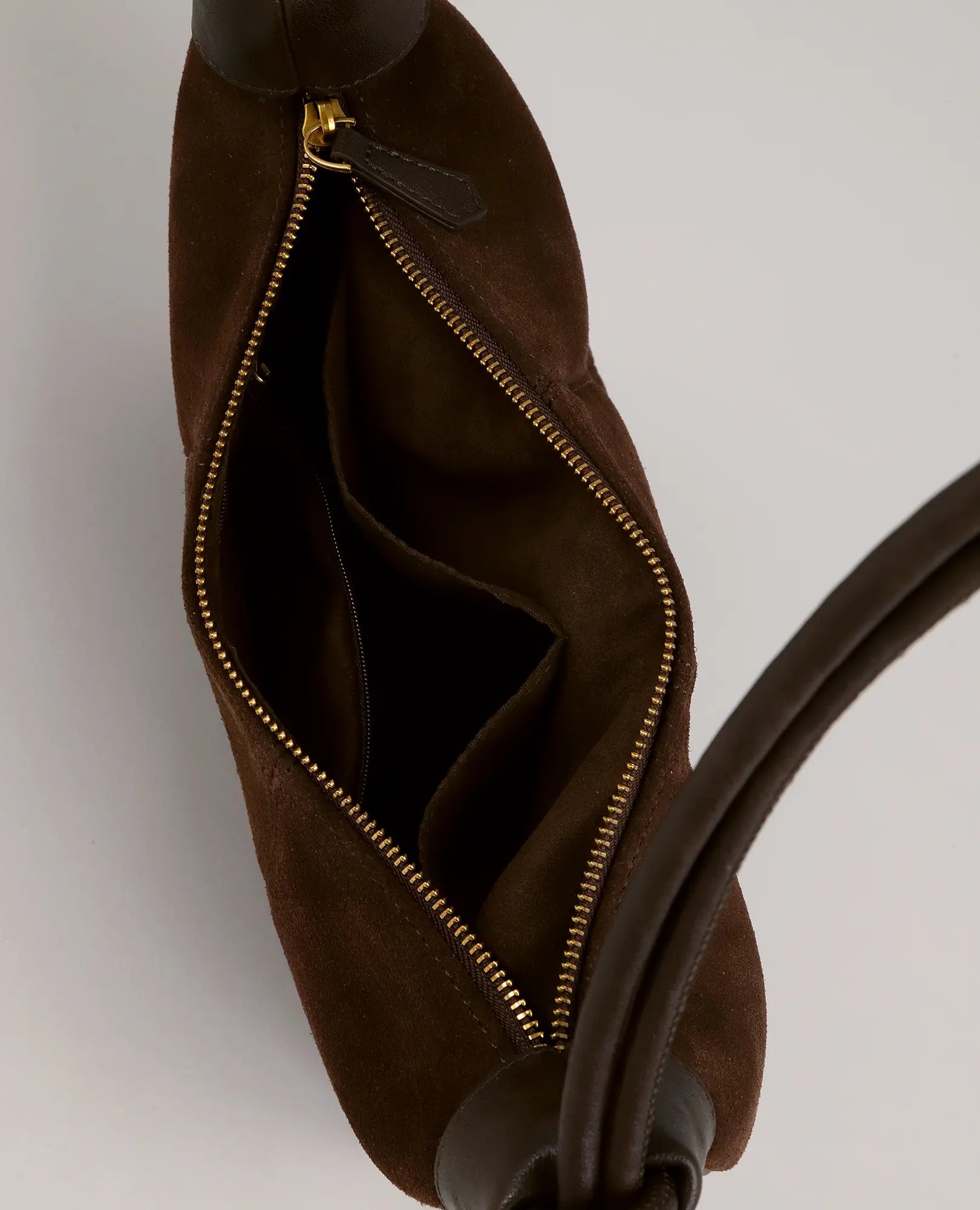 מבט מלמעלה על תיק הצד "בלייר" מבית B-Unique Bags: עור זמש חום, רוכסן זהוב, כיסים פנימיים.