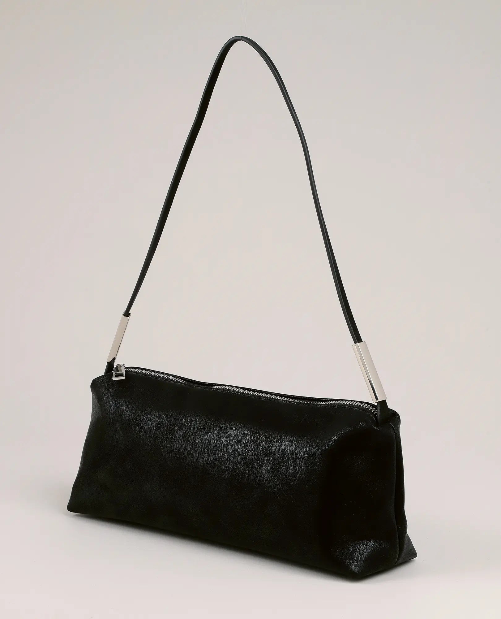 תיק צד מלבני מדגם "אליס" של B-Unique Bags, דמוי עור שחור, עם רצועה דקה ואלמנטים ממתכת בצבע כסף.