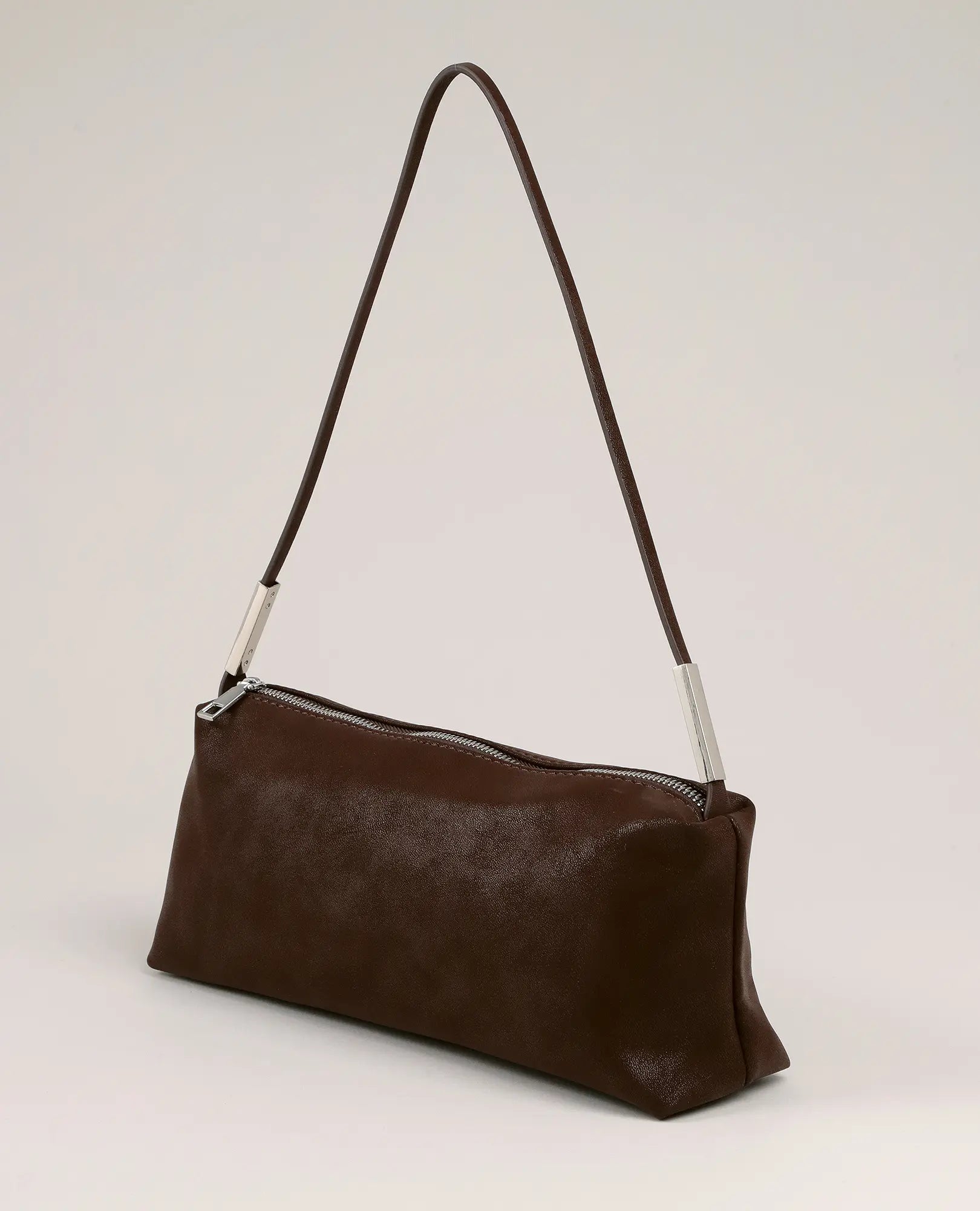 תיק צד מלבני מדגם "אליס" מבית B-Unique Bags, דמוי עור חום עם רוכסן כסוף ורצועה דקה, מוצג על רקע ניטרלי.